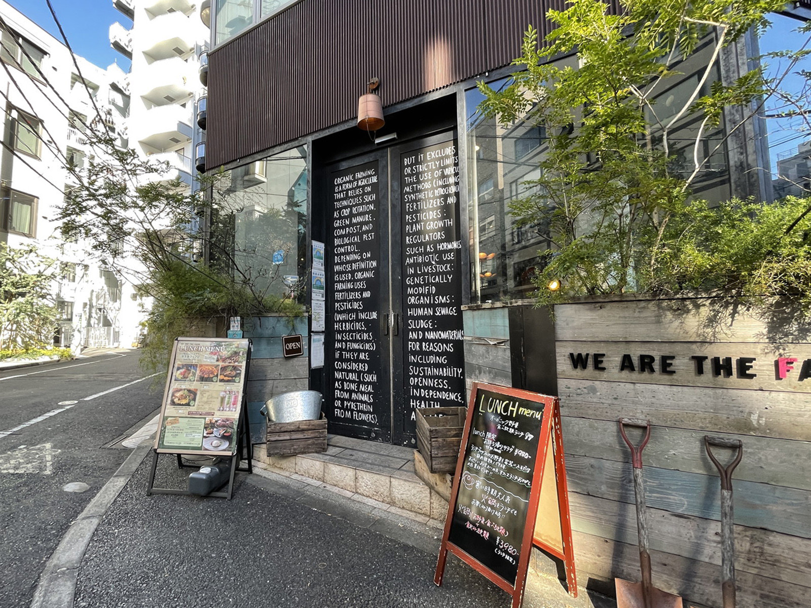 周辺には飲食店が点在