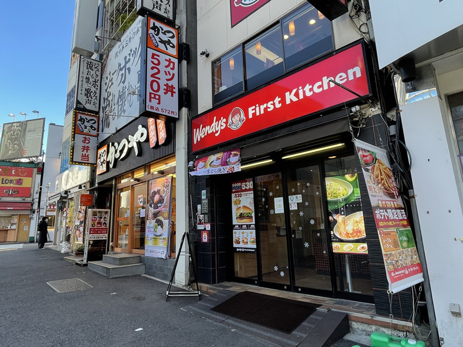周辺には飲食店が点在