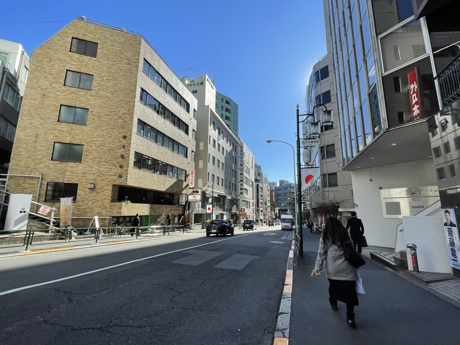 日綜代々木ビル前面の通り