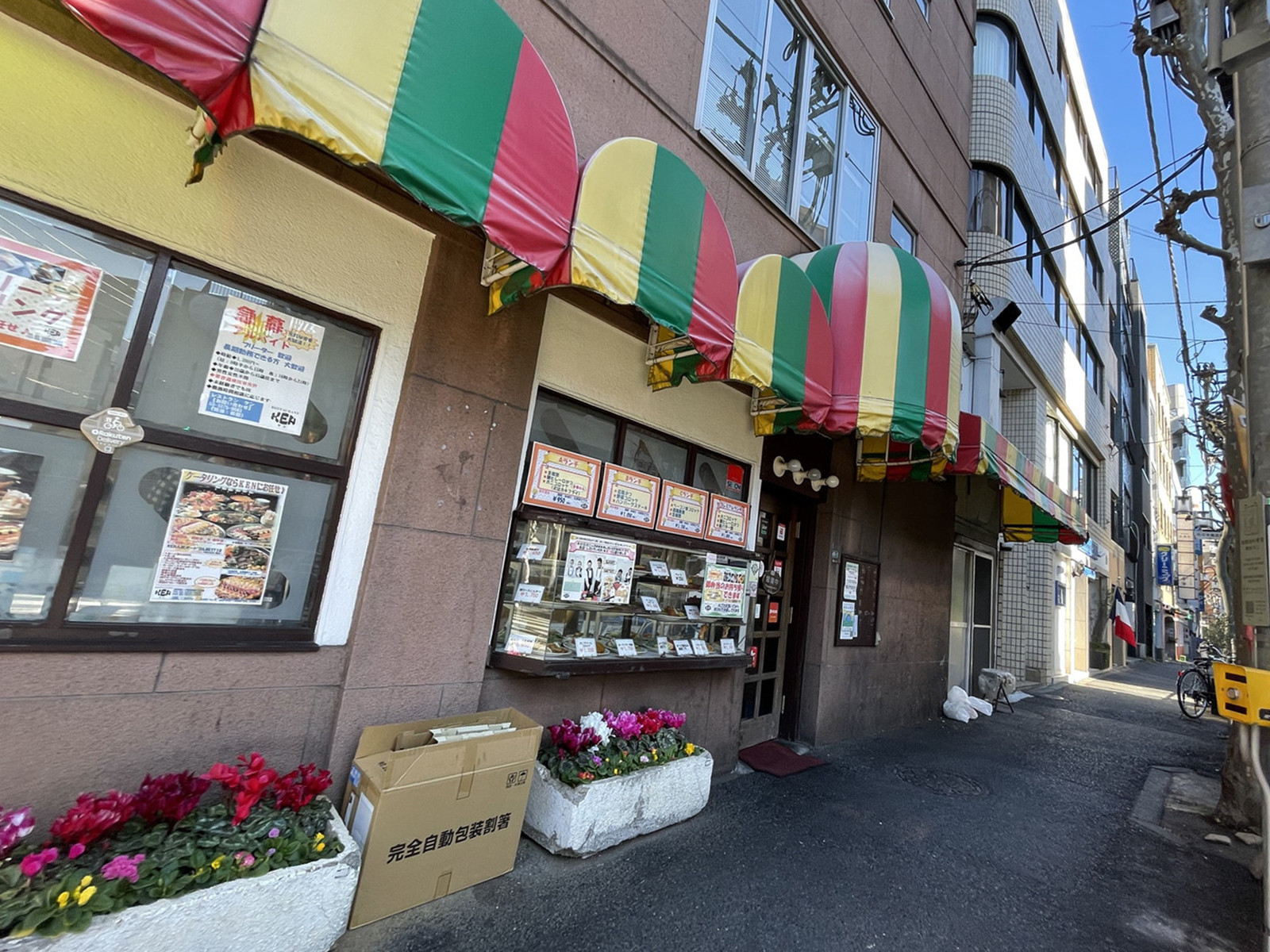 周辺には飲食店があり