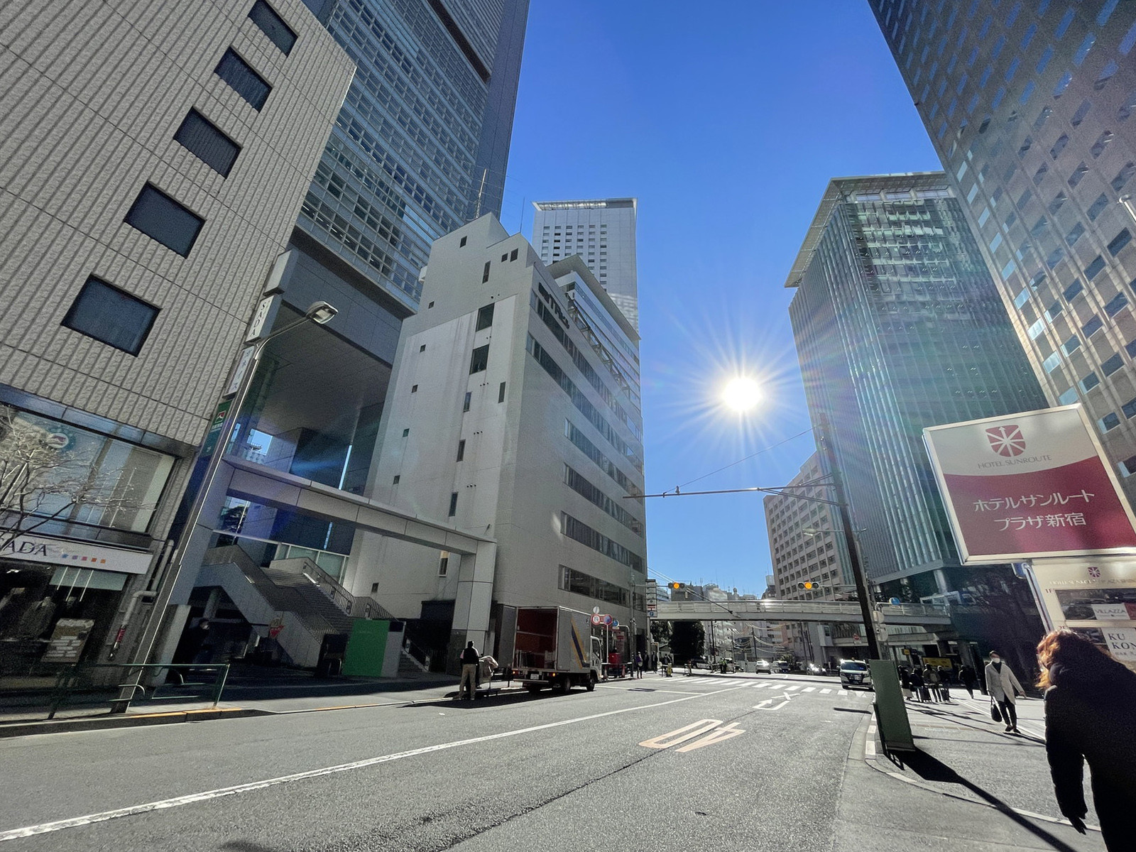 新宿マインズタワー前面の通り