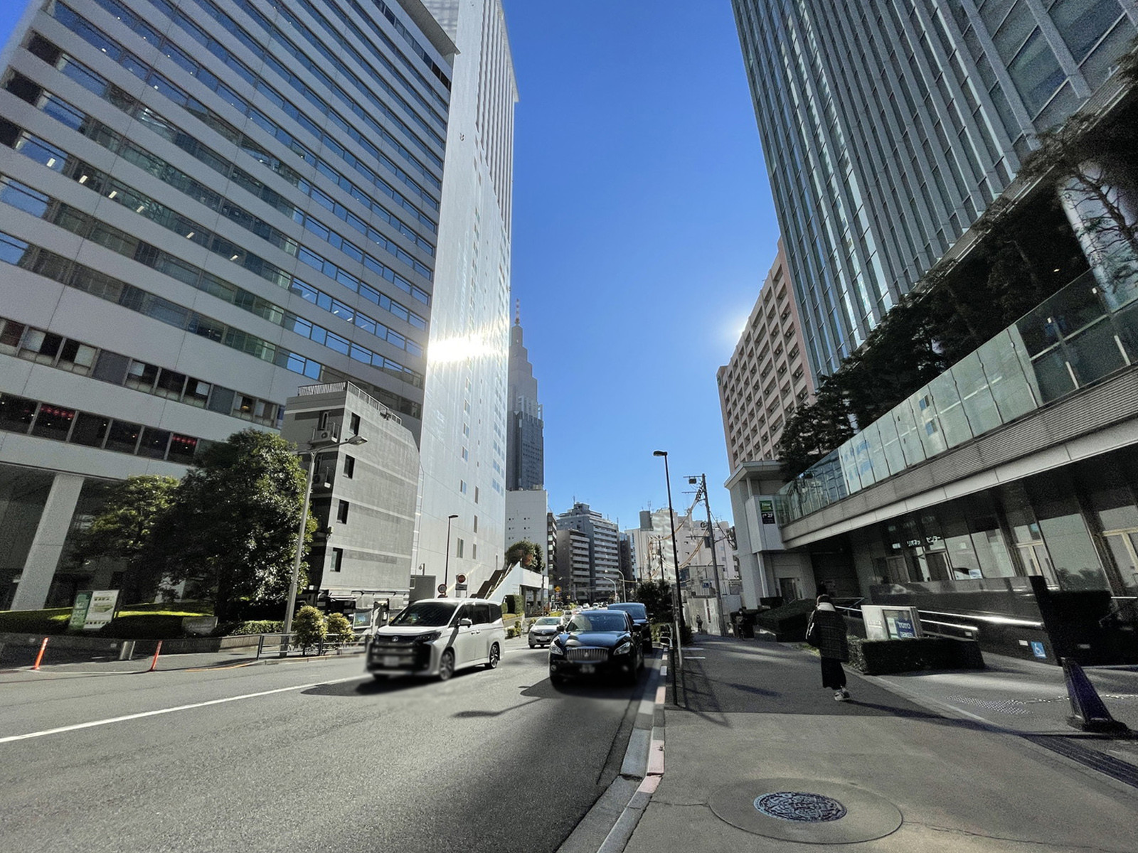 小田急サザンタワー前面の通り