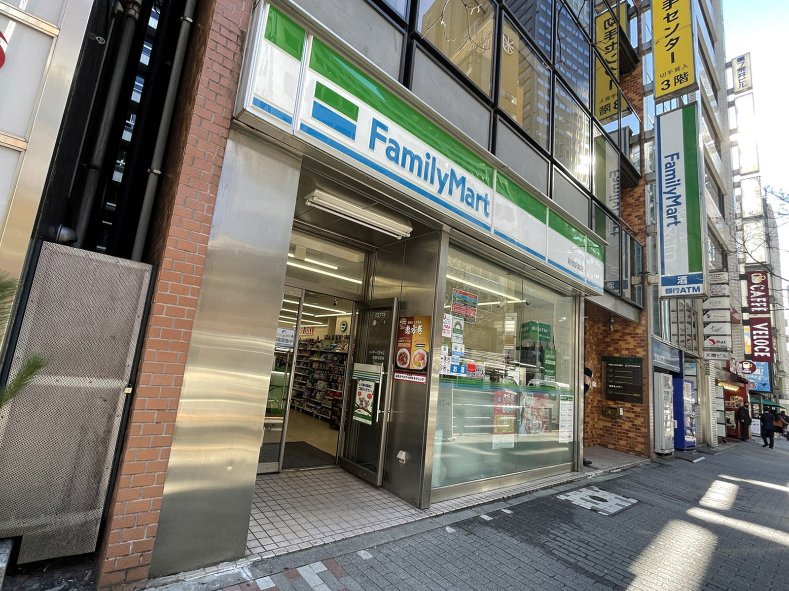並びのファミリーマート新宿駅南店