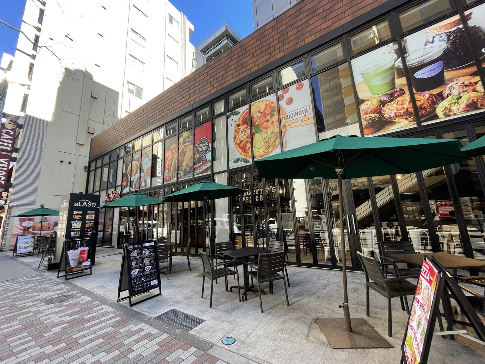 周辺には飲食店が点在