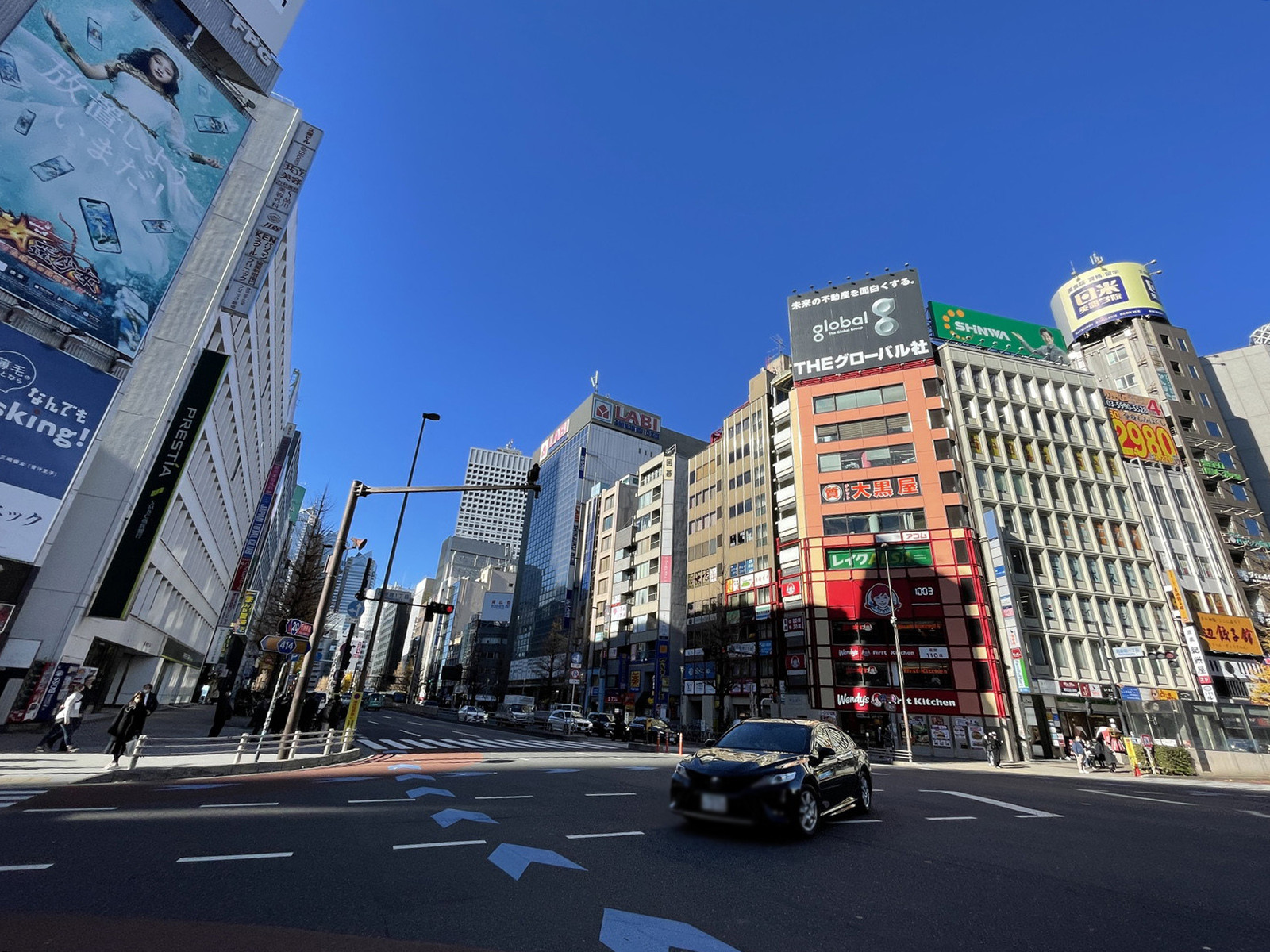 久保ビル前面の甲州街道