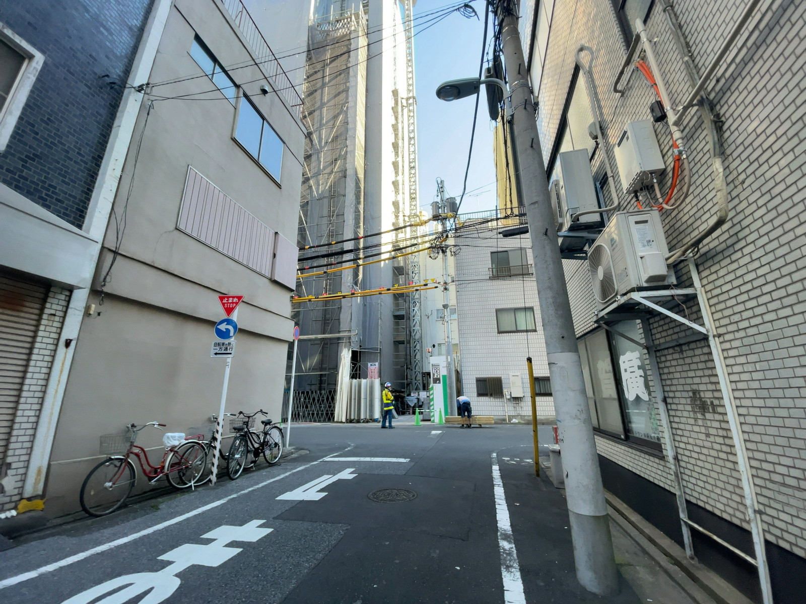 上原ビル前面の通り