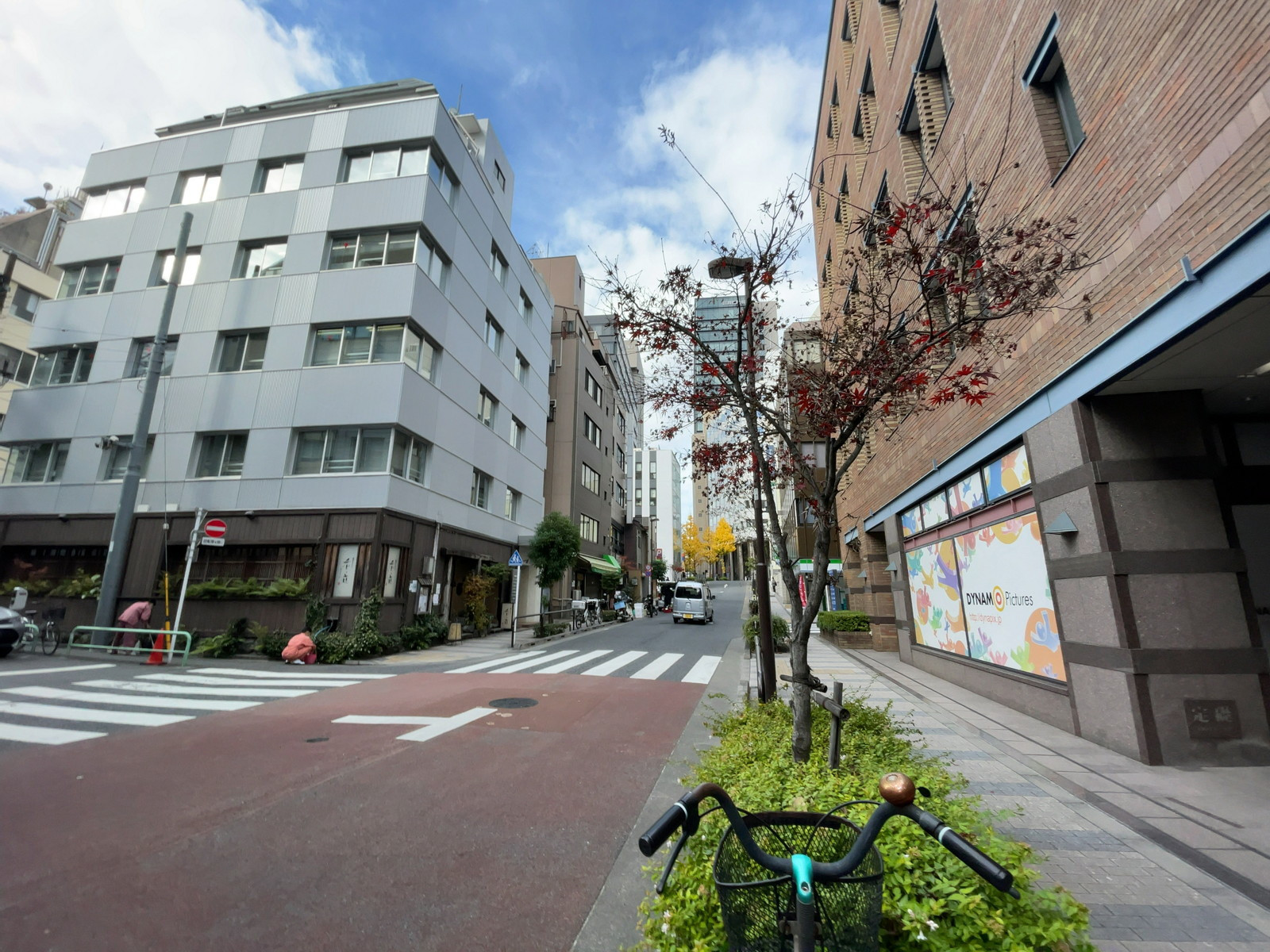淡路町MHビル前面の通り