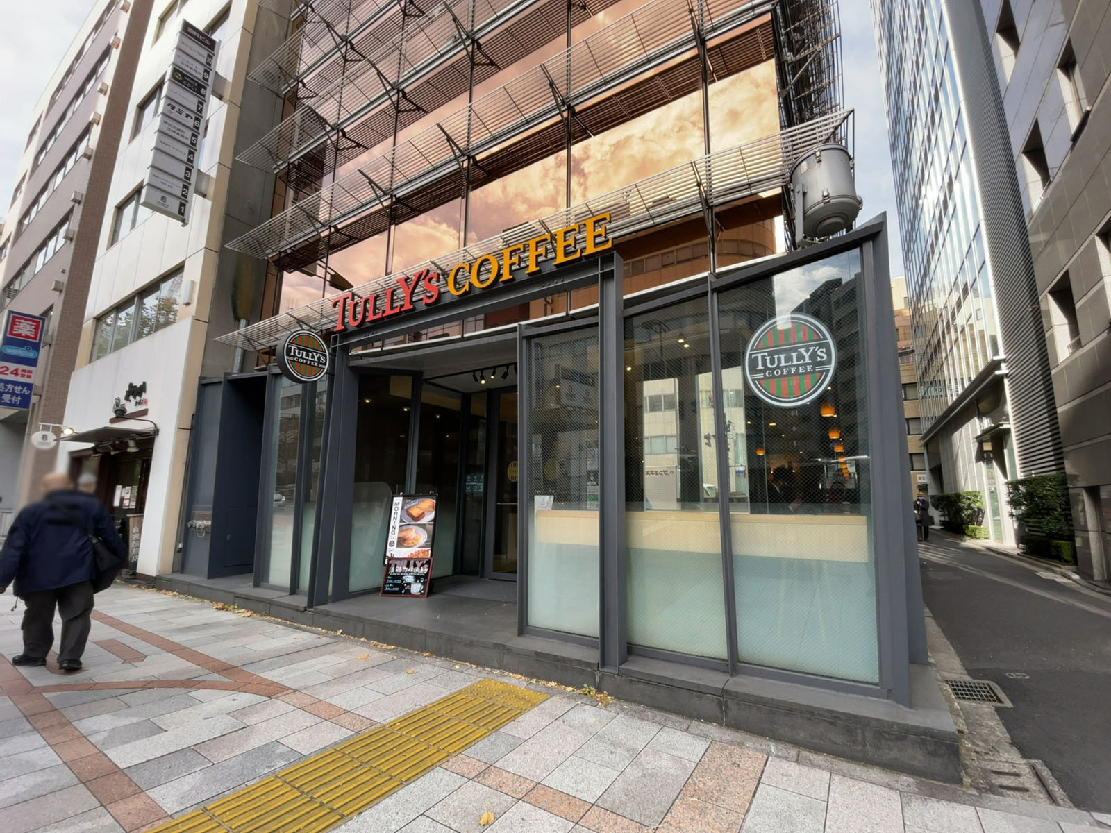 徒歩2分のタリーズコーヒー 淡路町靖国通り店