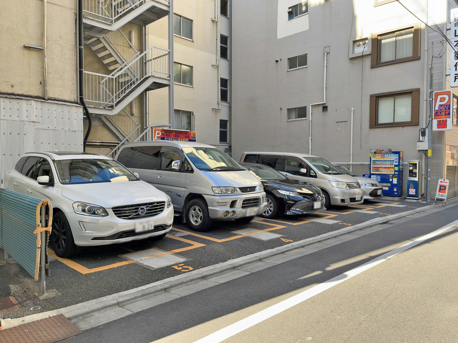 隣のコインパーキング
