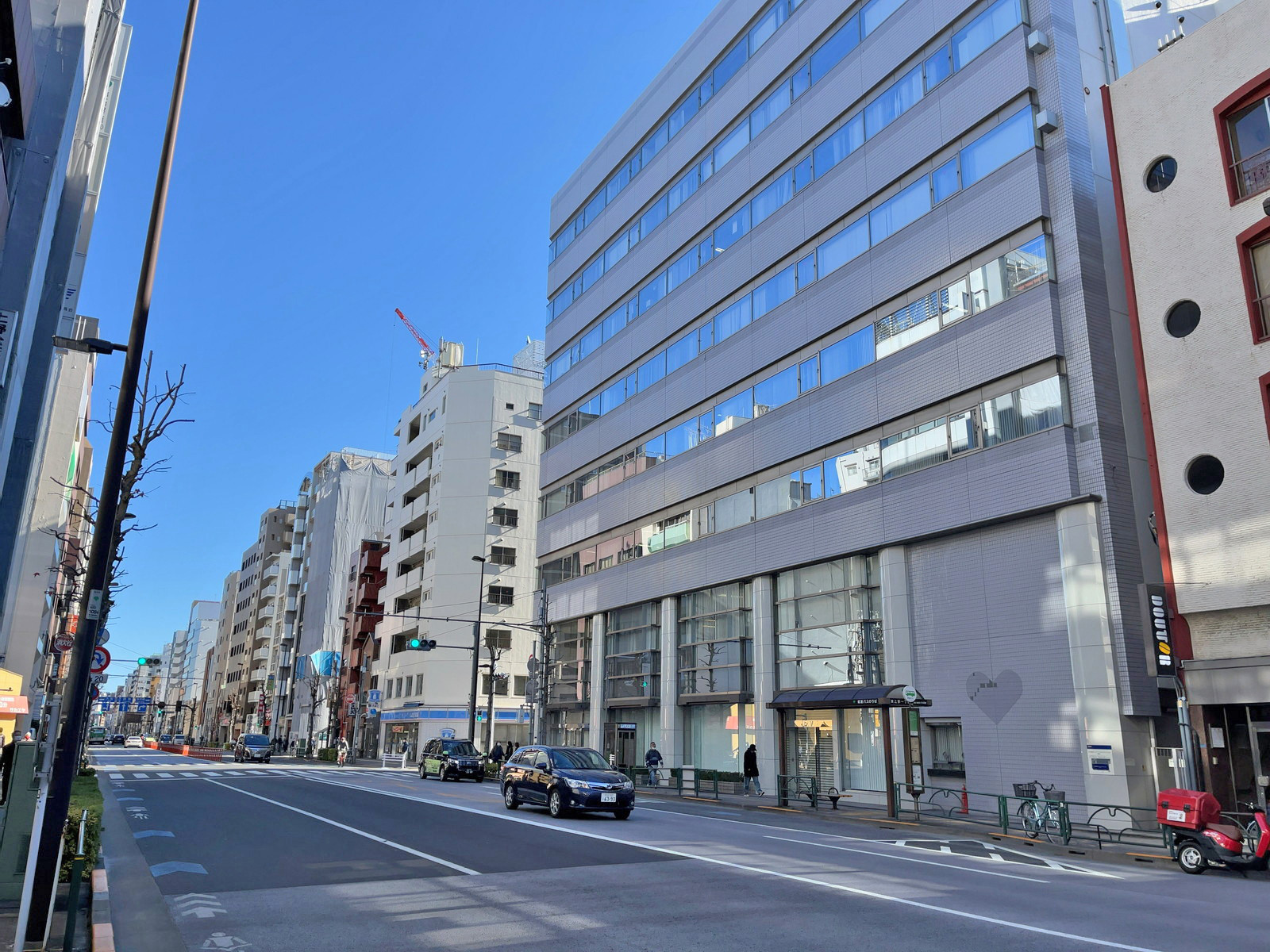 布施ビル前面の春日通り