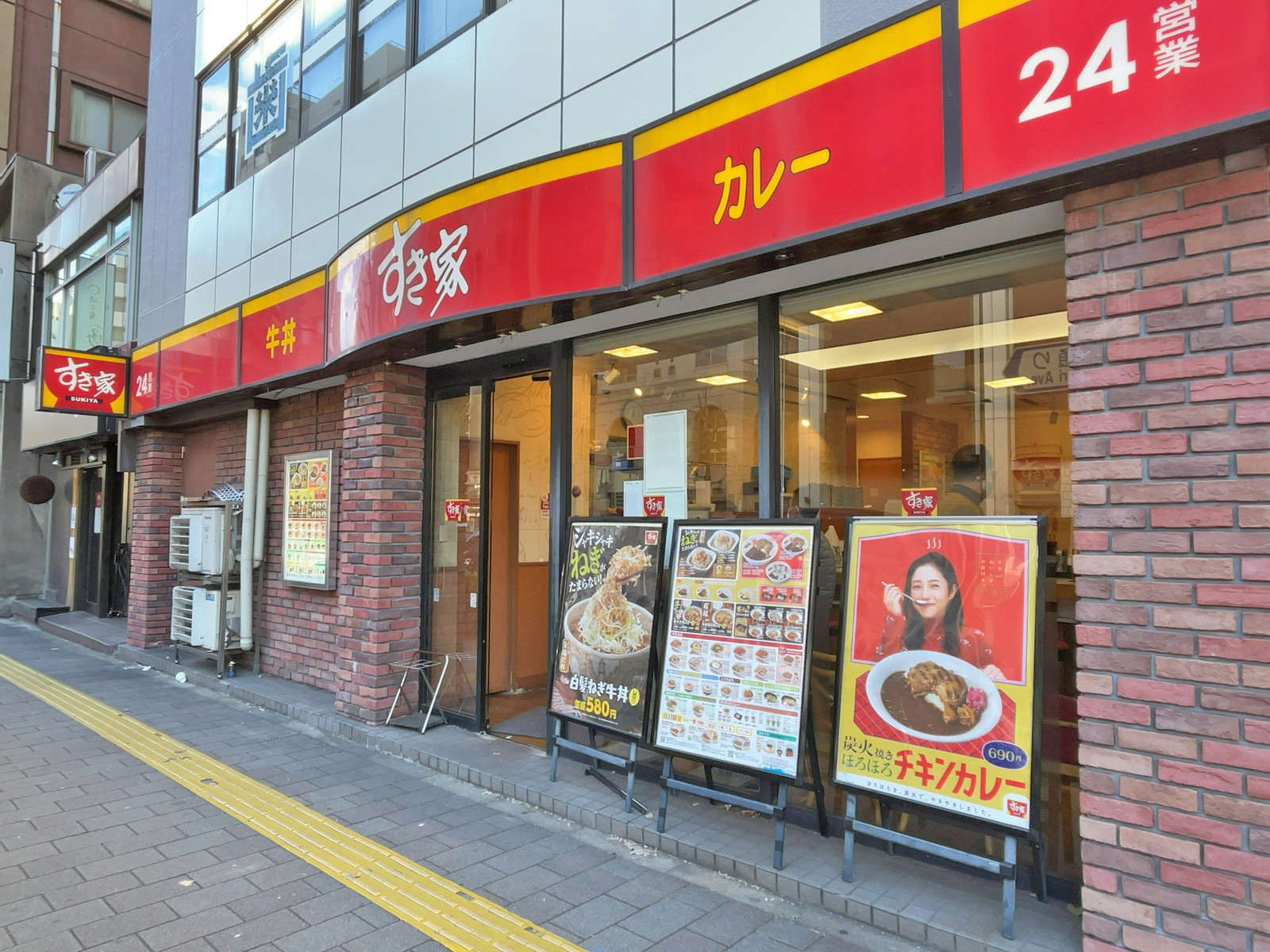 同じ並びのすき家新御徒町店
