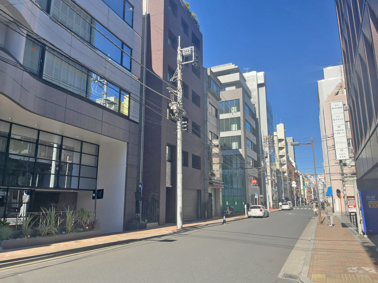 D'sVARIE御徒町ビル前面の通り
