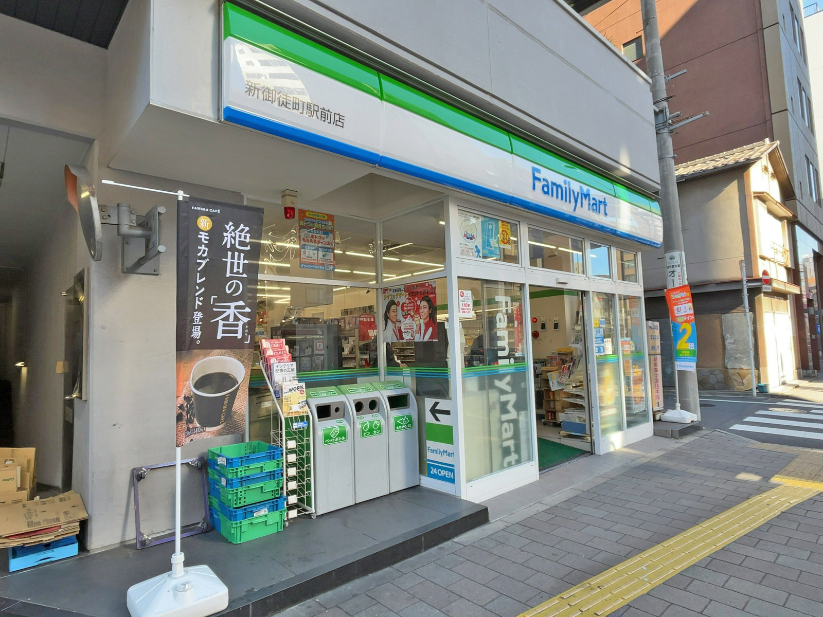 徒歩6分のファミリーマート新御徒町駅前店