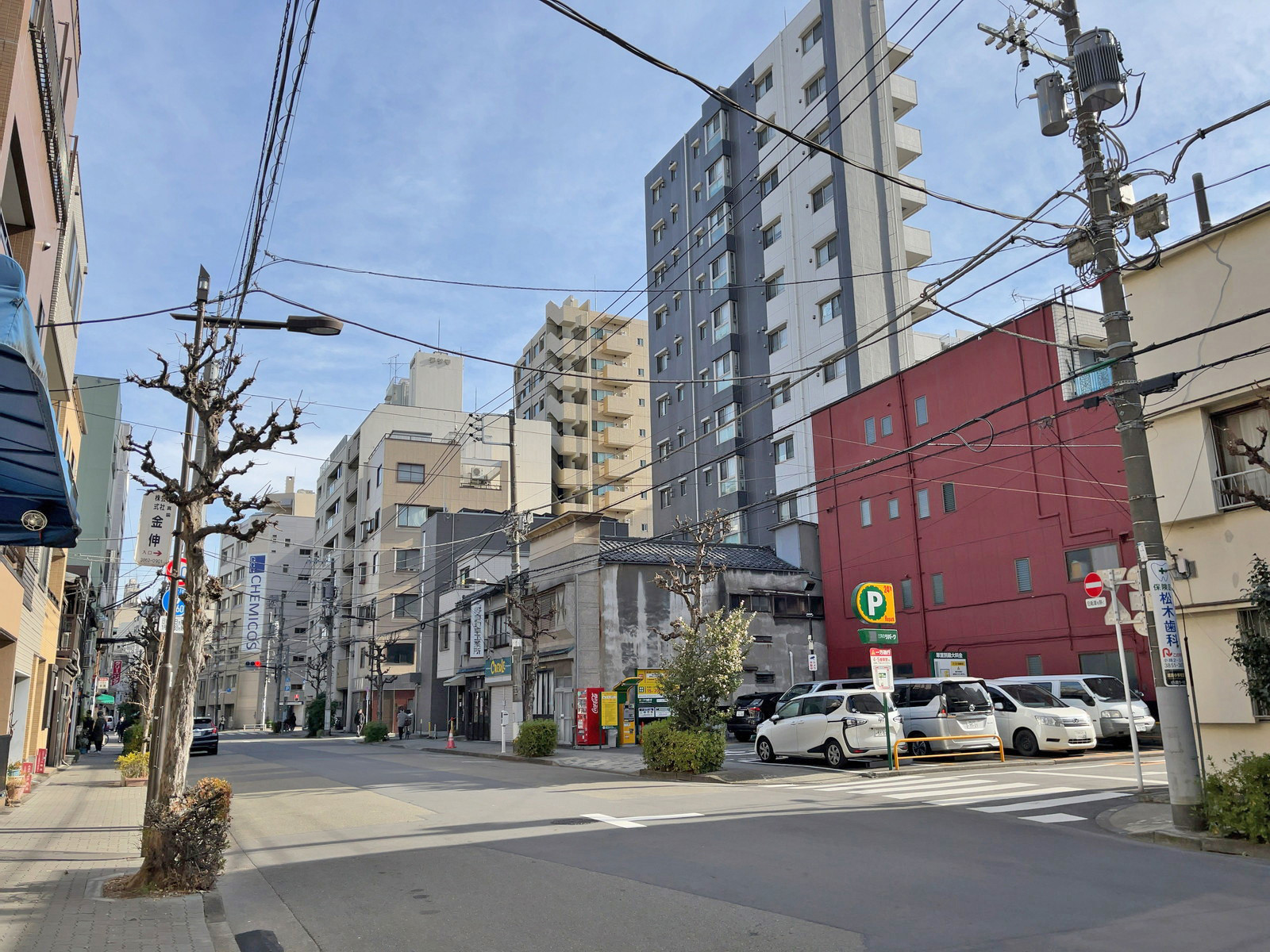 歌代ビル前面の蔵前小学校通り