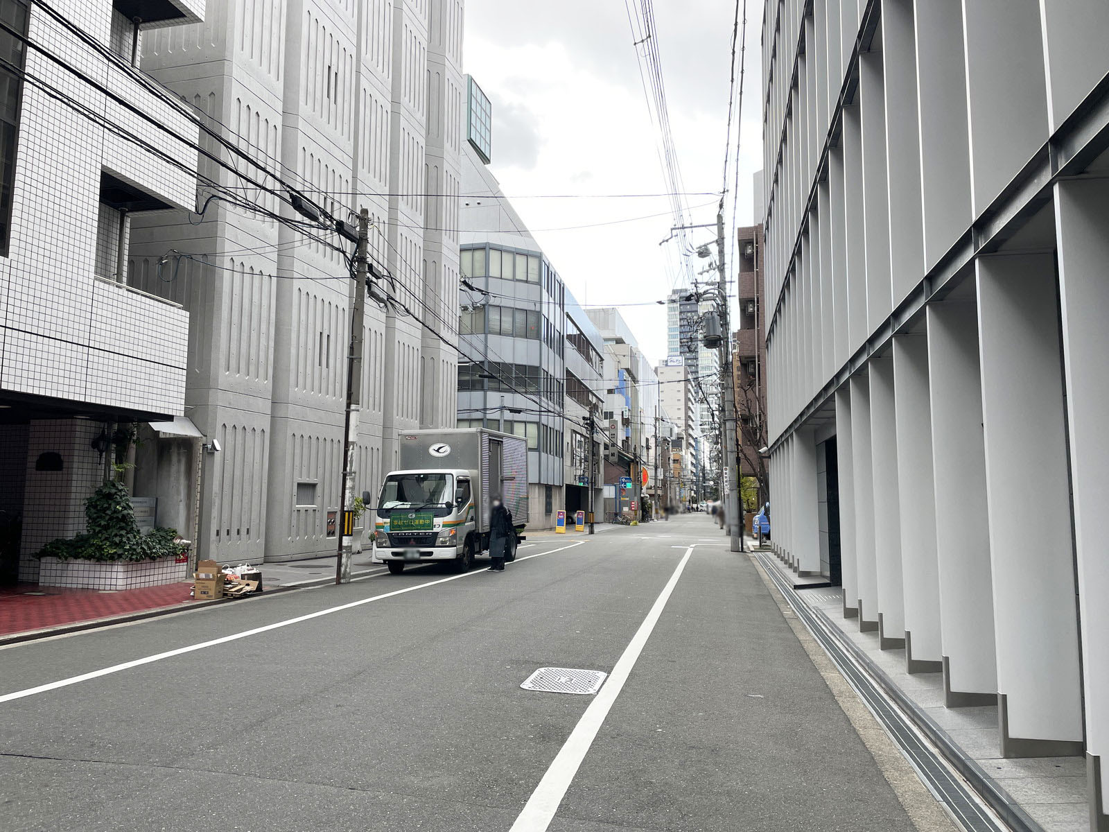 淀屋橋三共ビル前面の通り