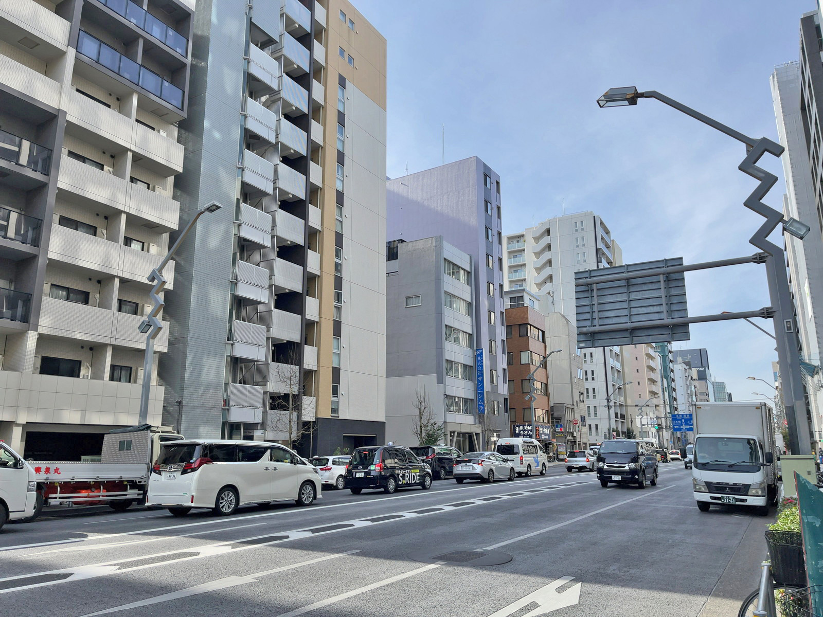 東秋葉原ビル前面の蔵前橋通り