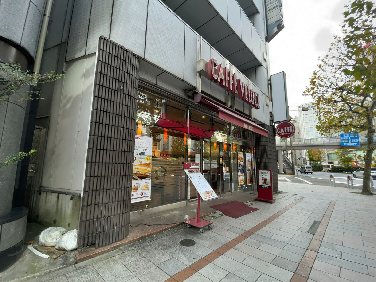 至近のカフェ・ベローチェ 淡路町駅前店