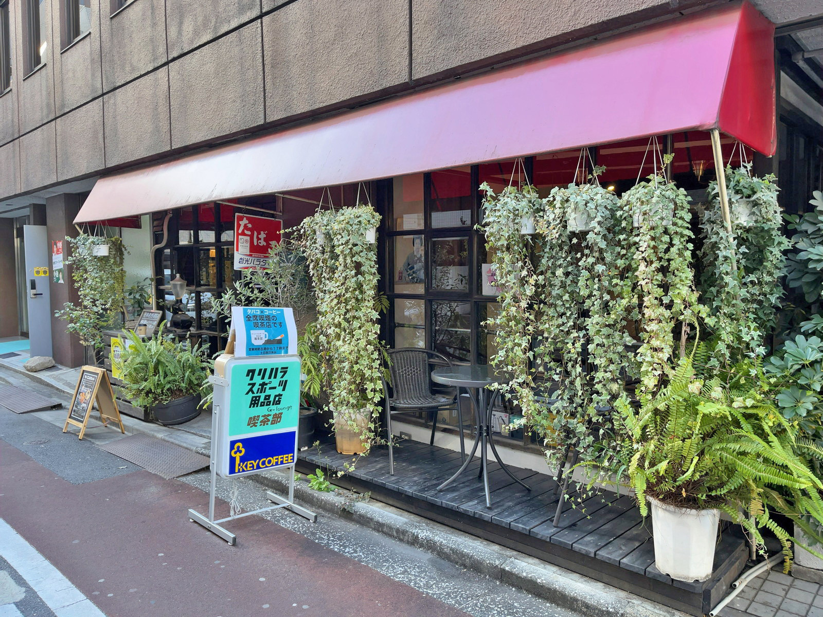 徒歩1分のB coffee and banana