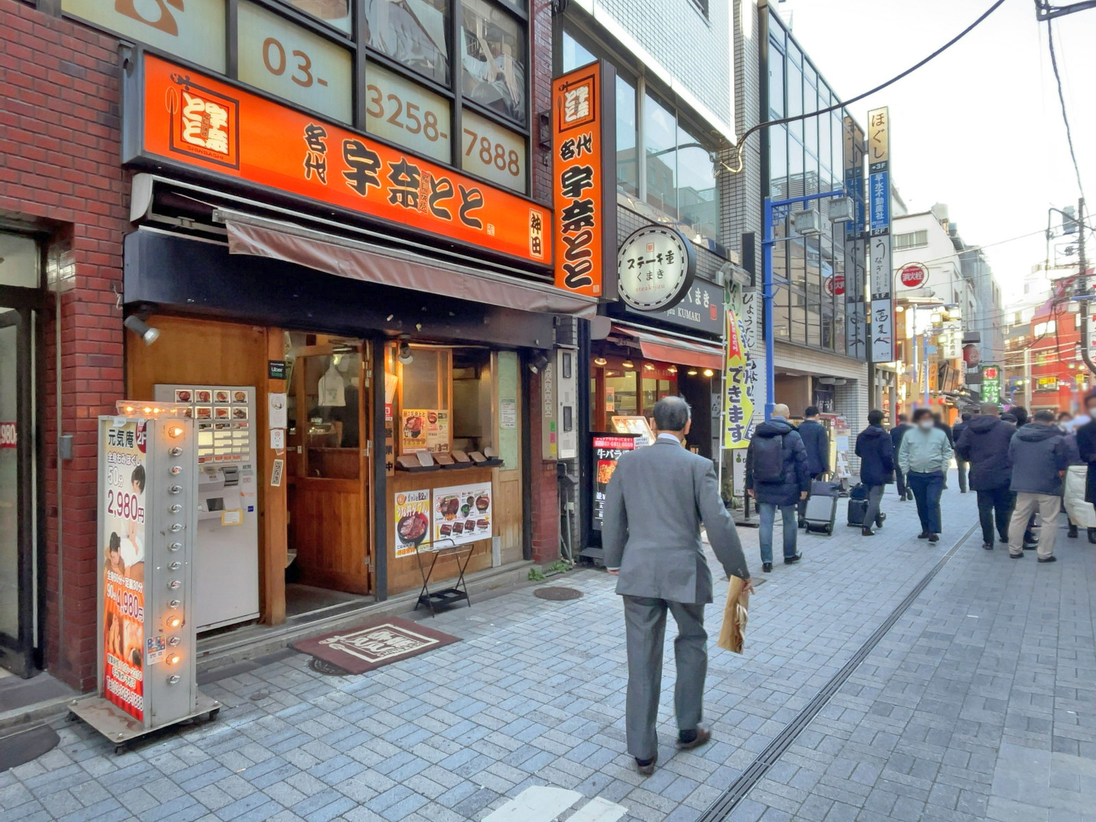 付近には飲食店が充実