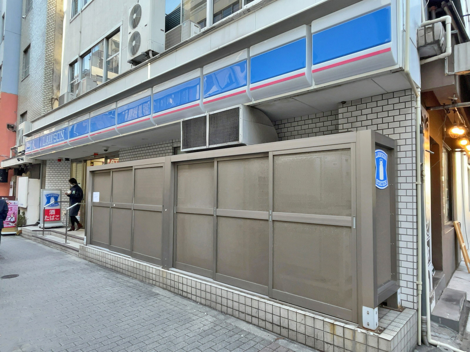 向かいのローソン内神田三丁目店
