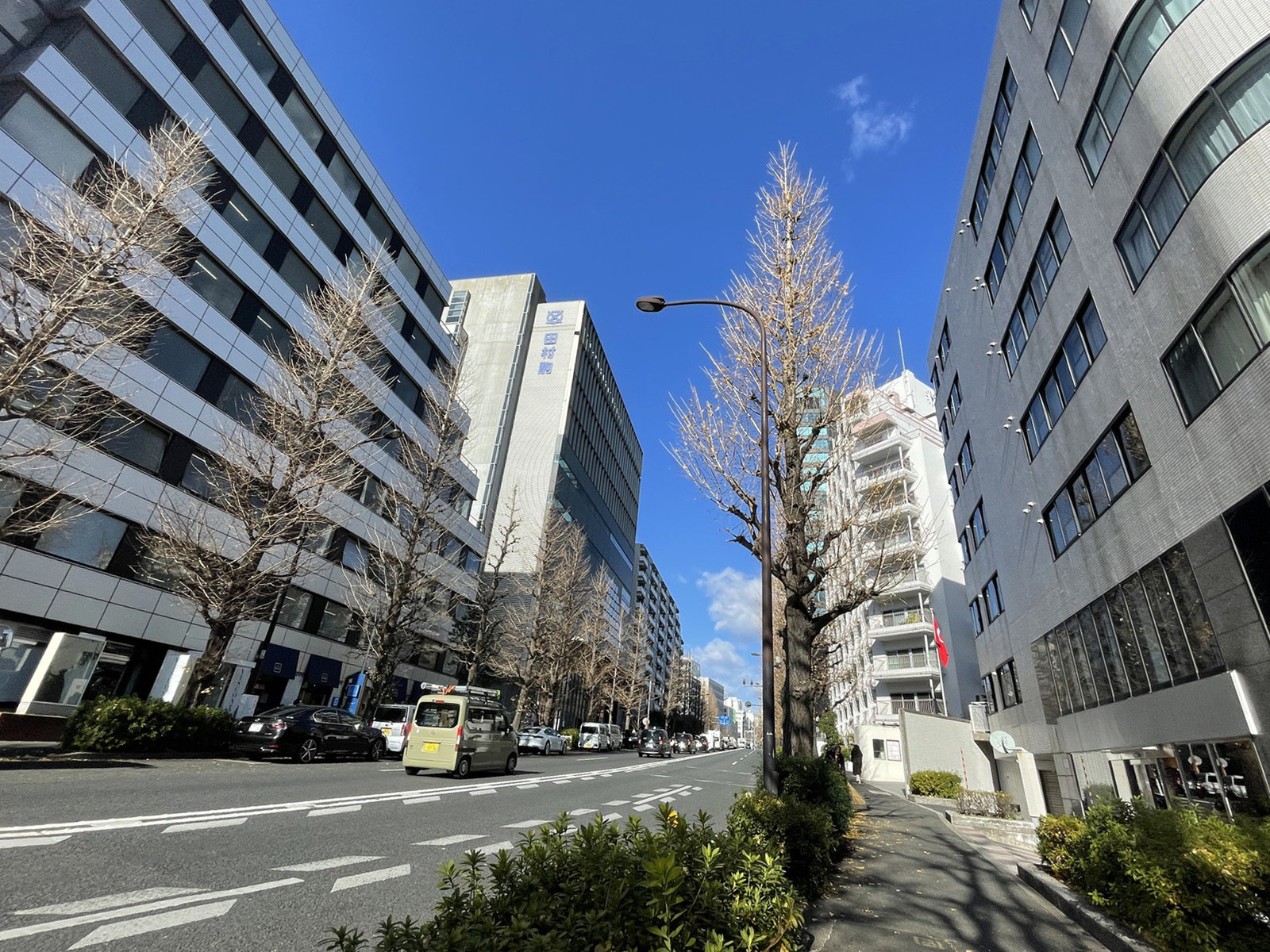 ジブラルタ生命原宿ビル前面の通り