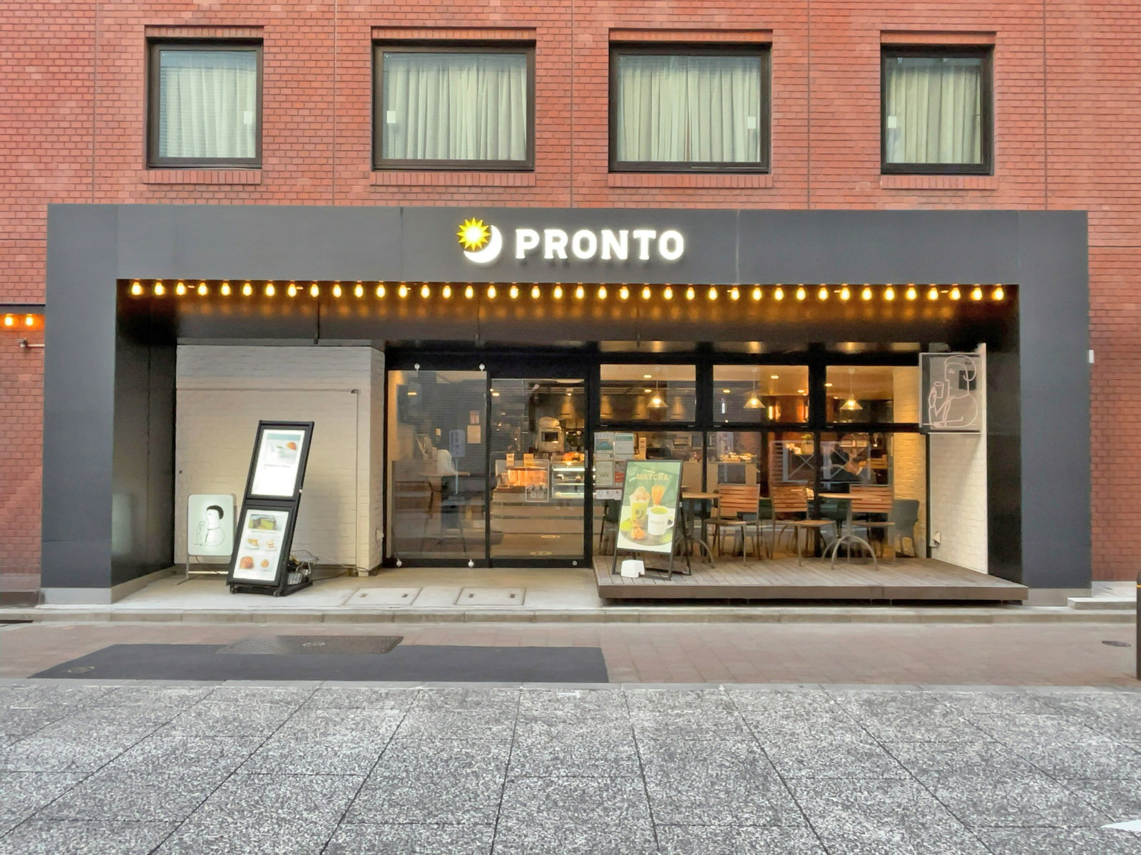 向かいの通りのプロント神田グランドセントラルホテル店