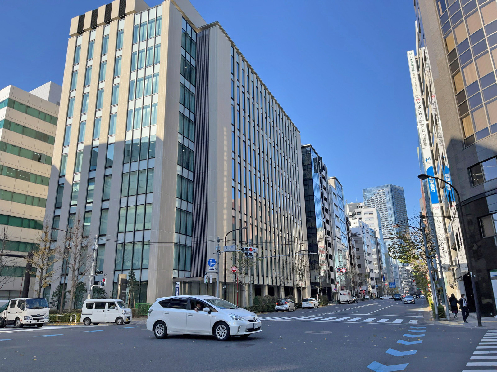 The Kanda 282ビル全面の神田警察通り
