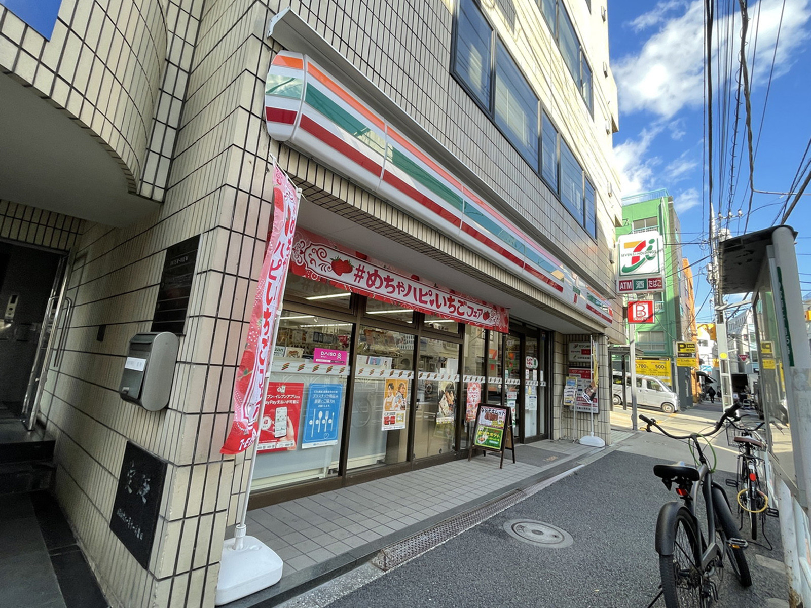 斜め向かいのセブンイレブン神宮前2丁目西店