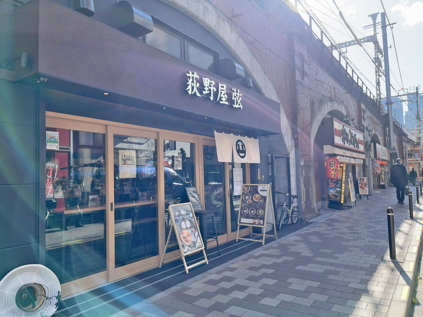 付近には飲食店が充実