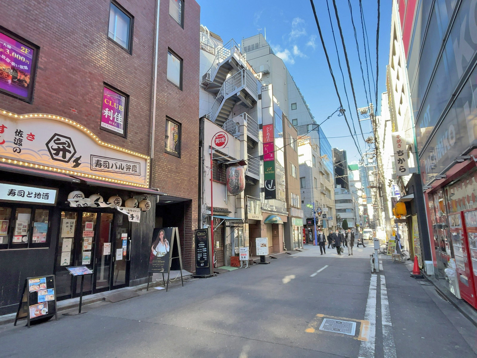星野神田西口ビル前面通り