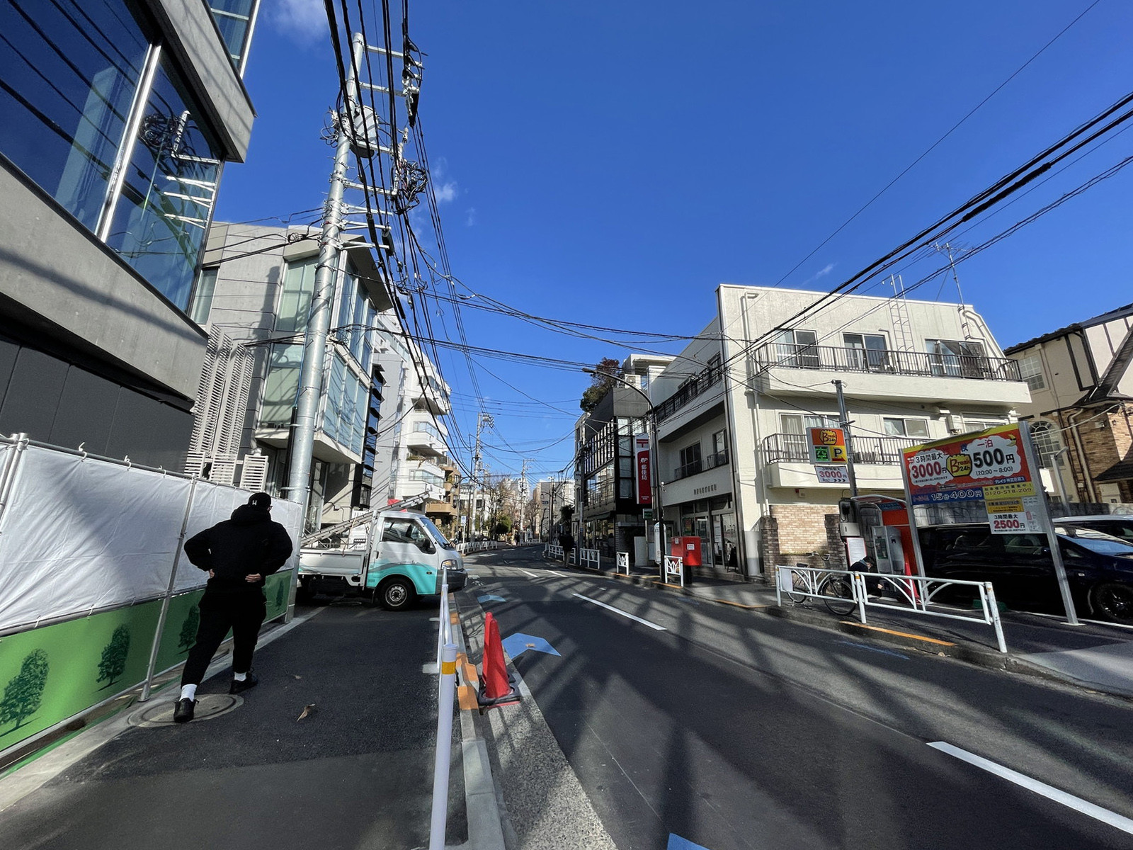オフィスビル前面の通り