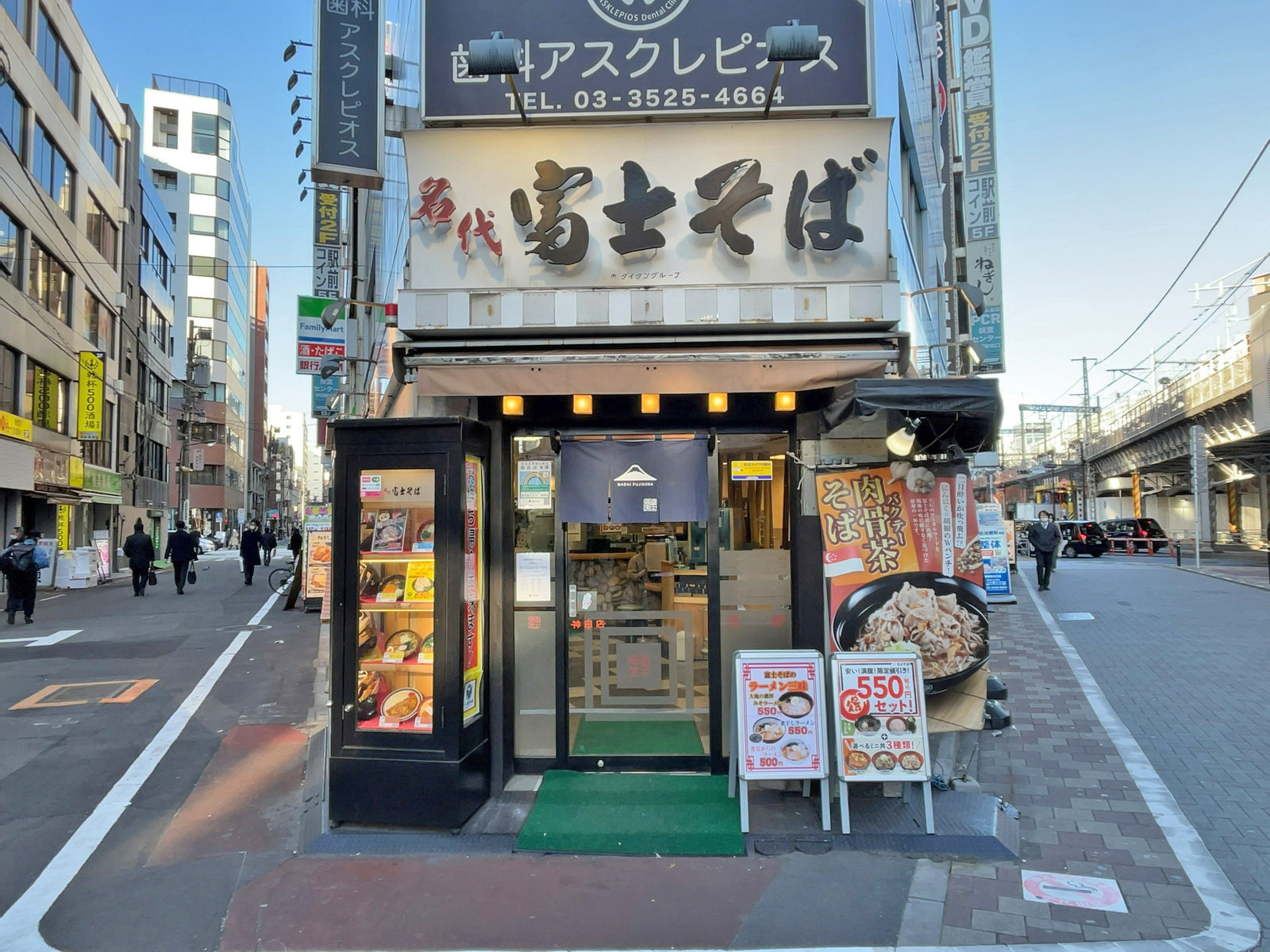 徒歩2分の富士そば神田店