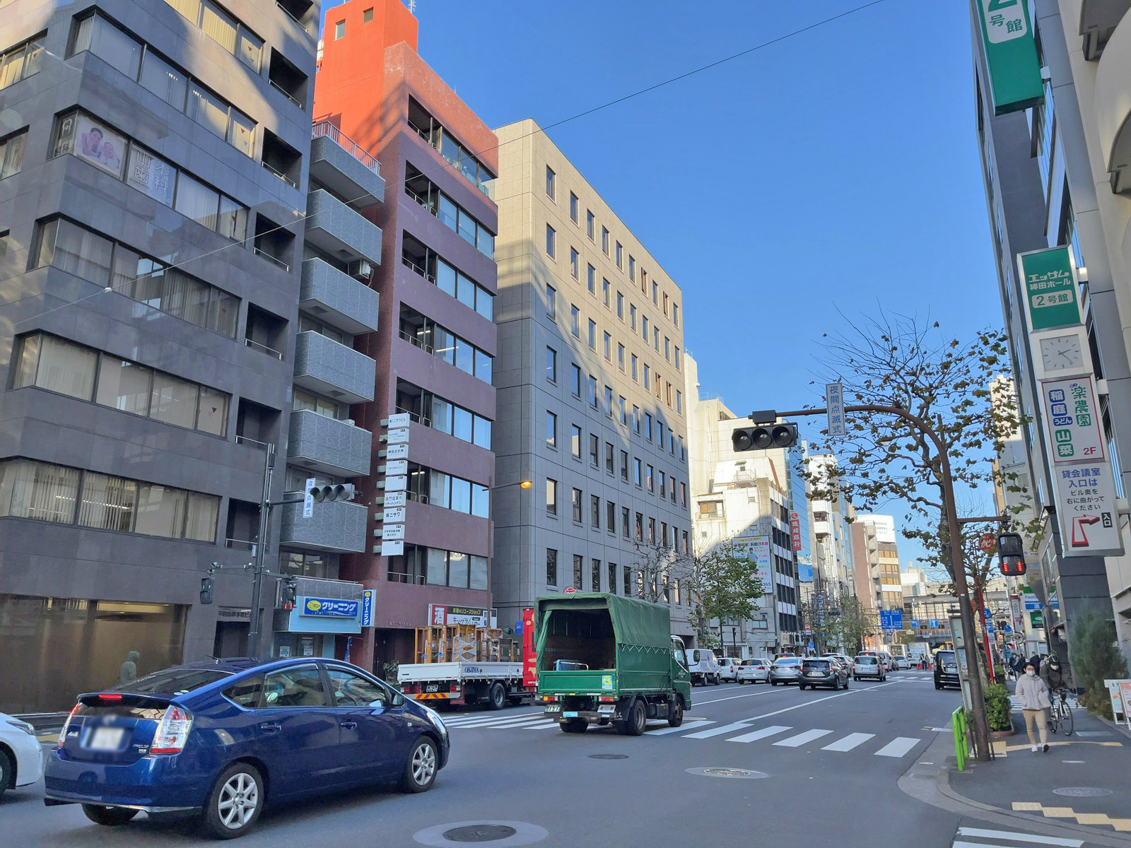 内神田渋谷ビル前面の神田警察通り