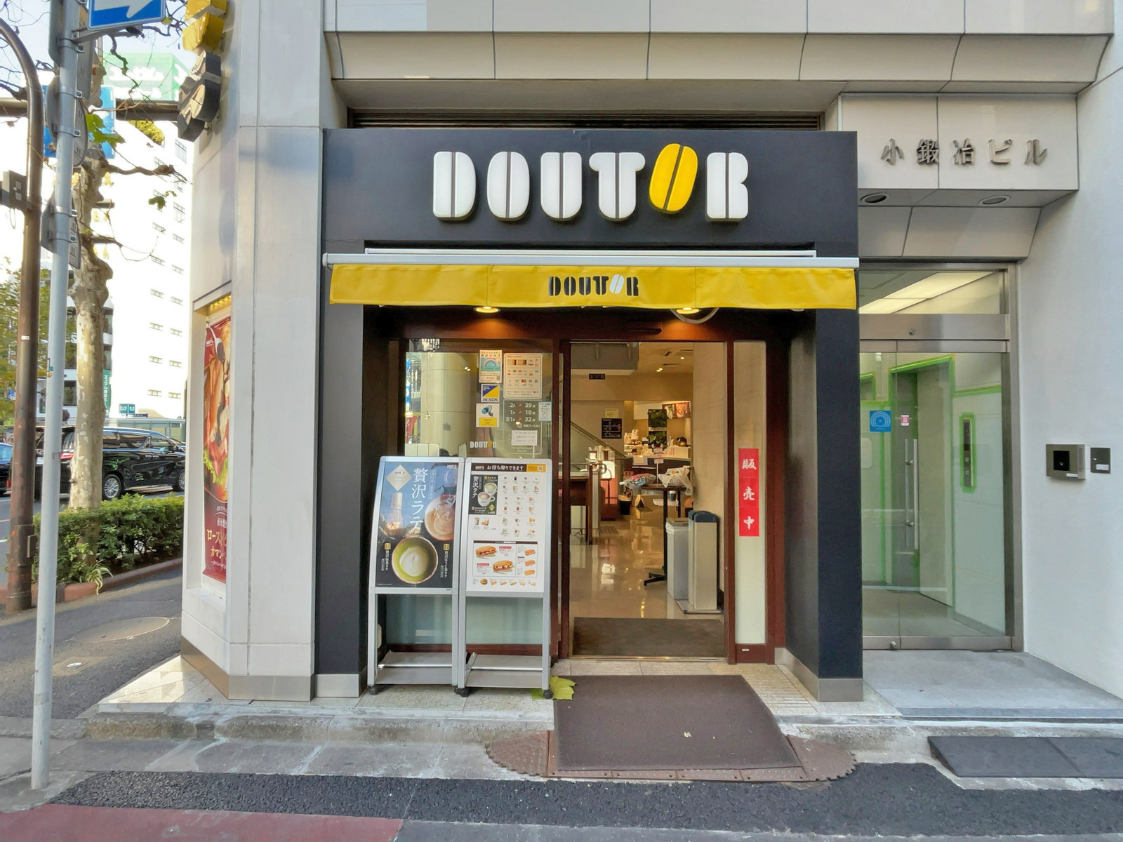 徒歩2分のドトール神田北口店