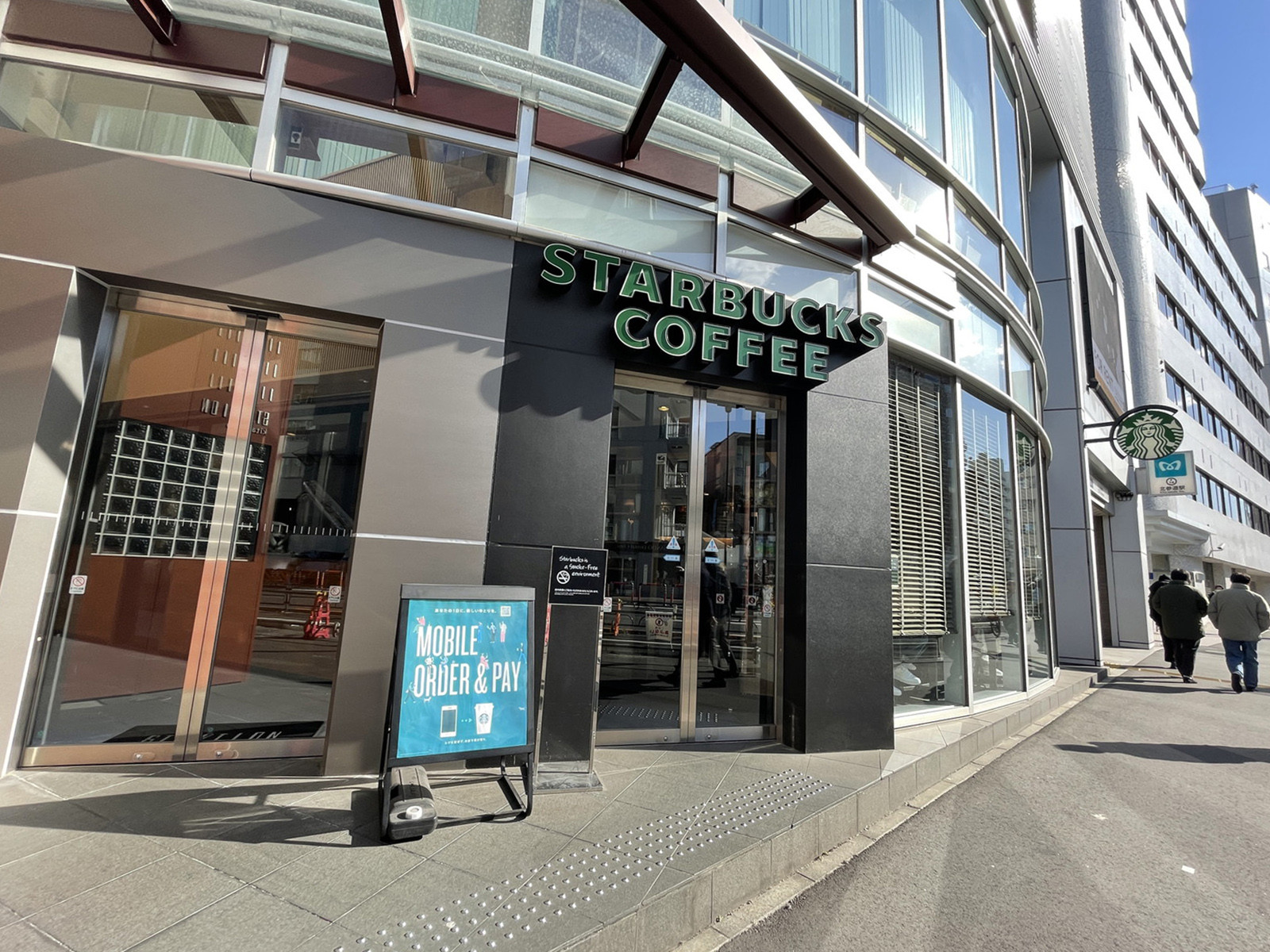 駅付近のスターバックスコーヒー北参道店