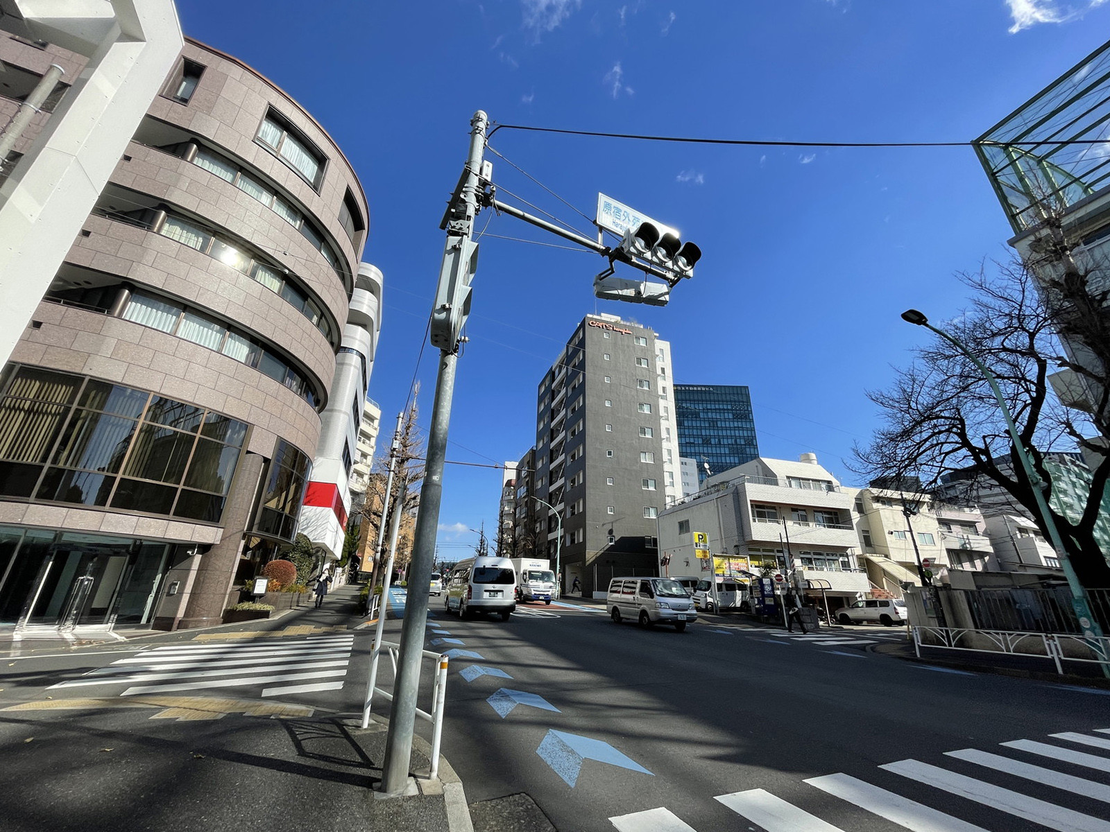 BIZ原宿ビル前面の通り