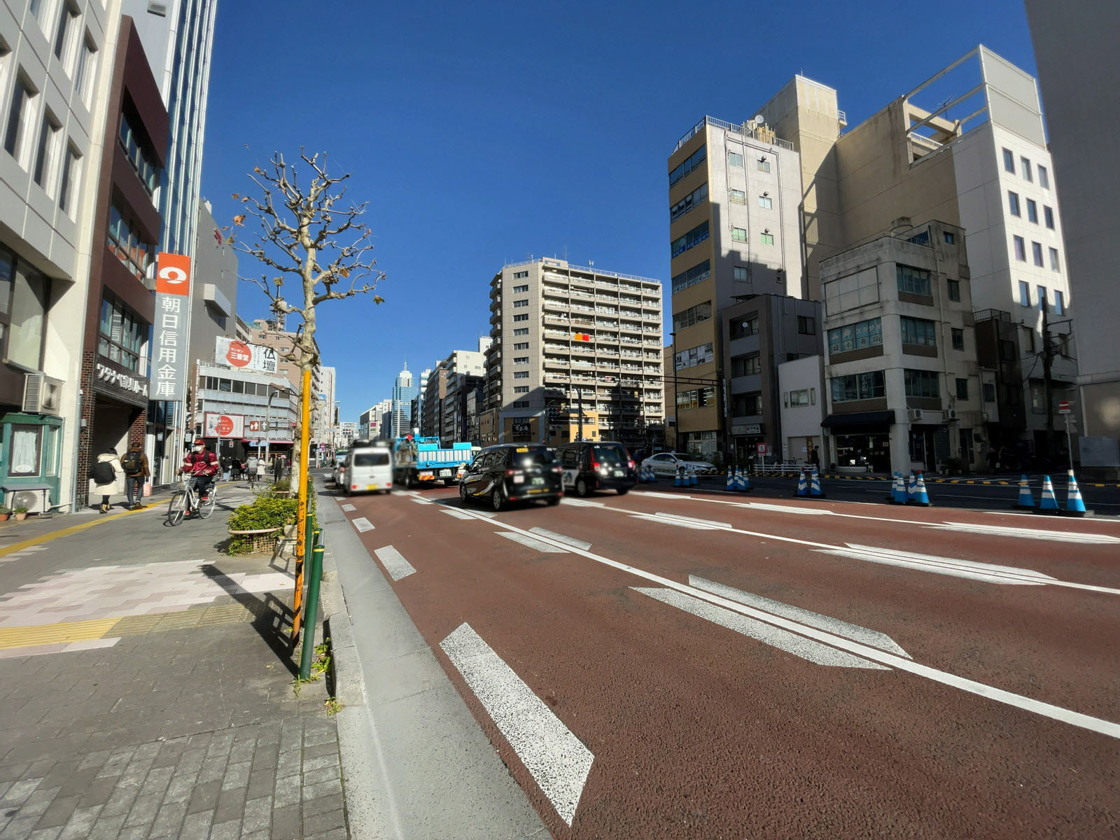 フォーラム浅草田原町前面の国際通り