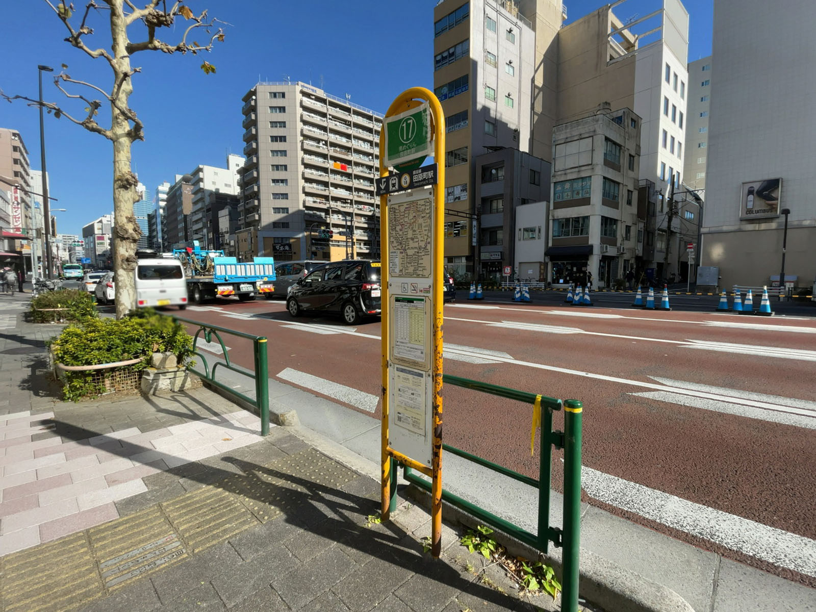ビル前のバス停「田原町」