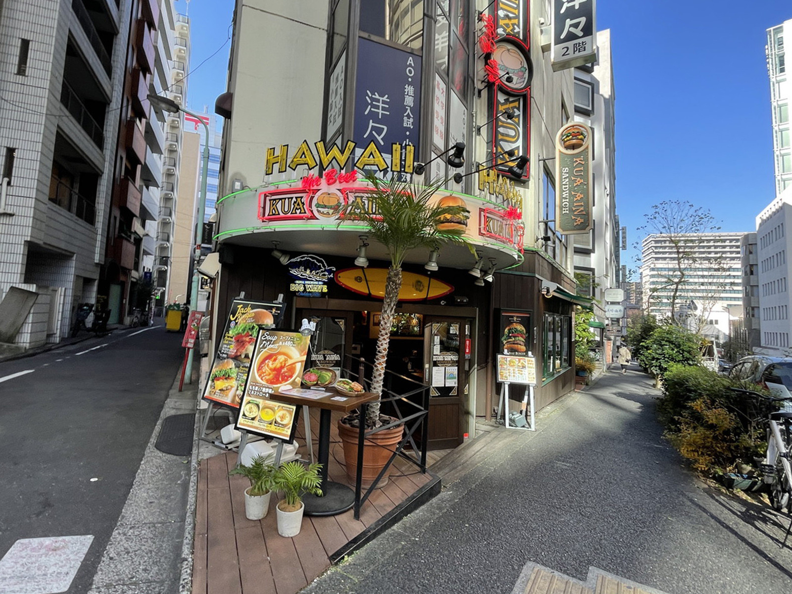 周辺には飲食店が点在