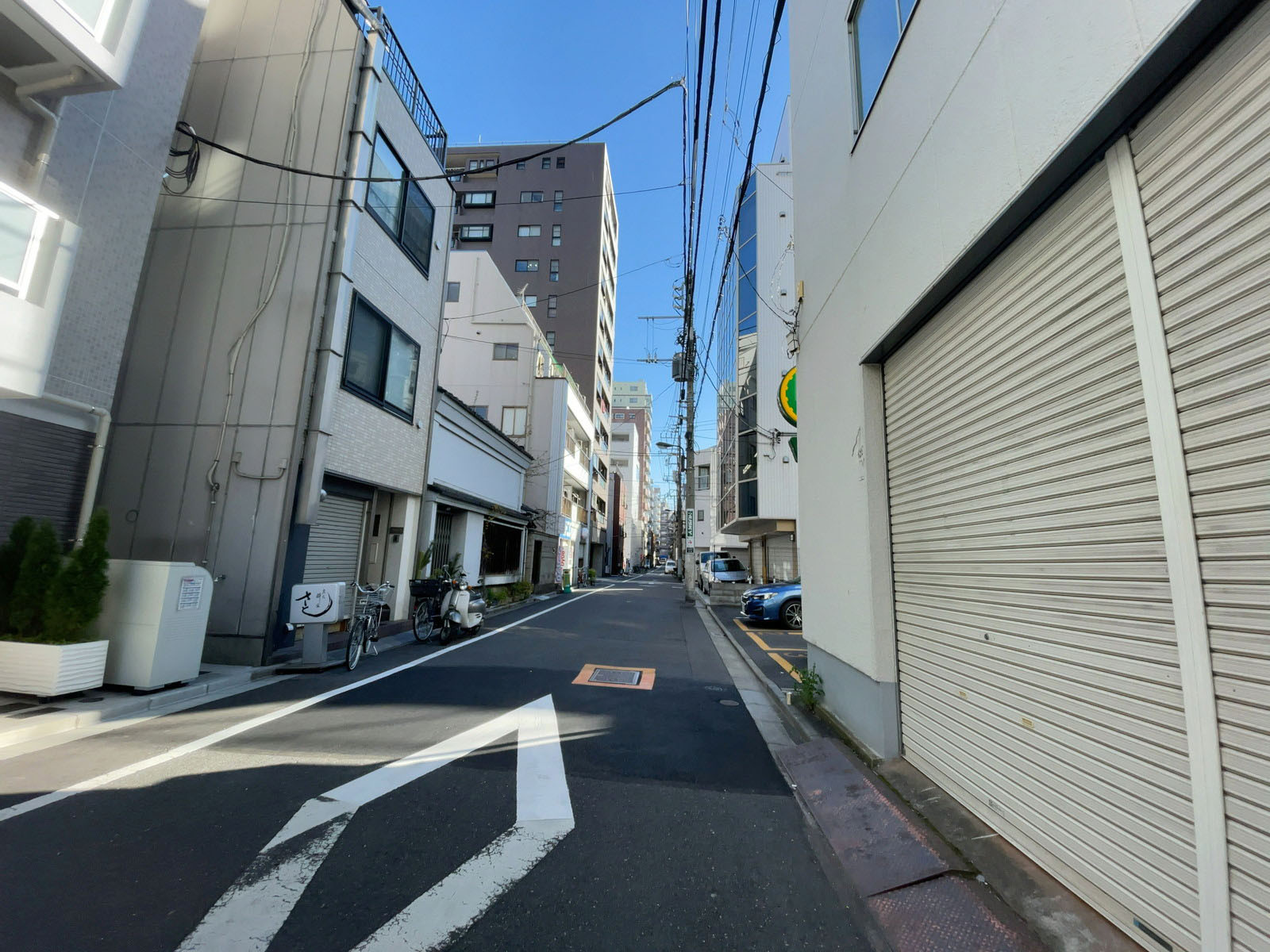 リッチライフ花二ビル前面の通り