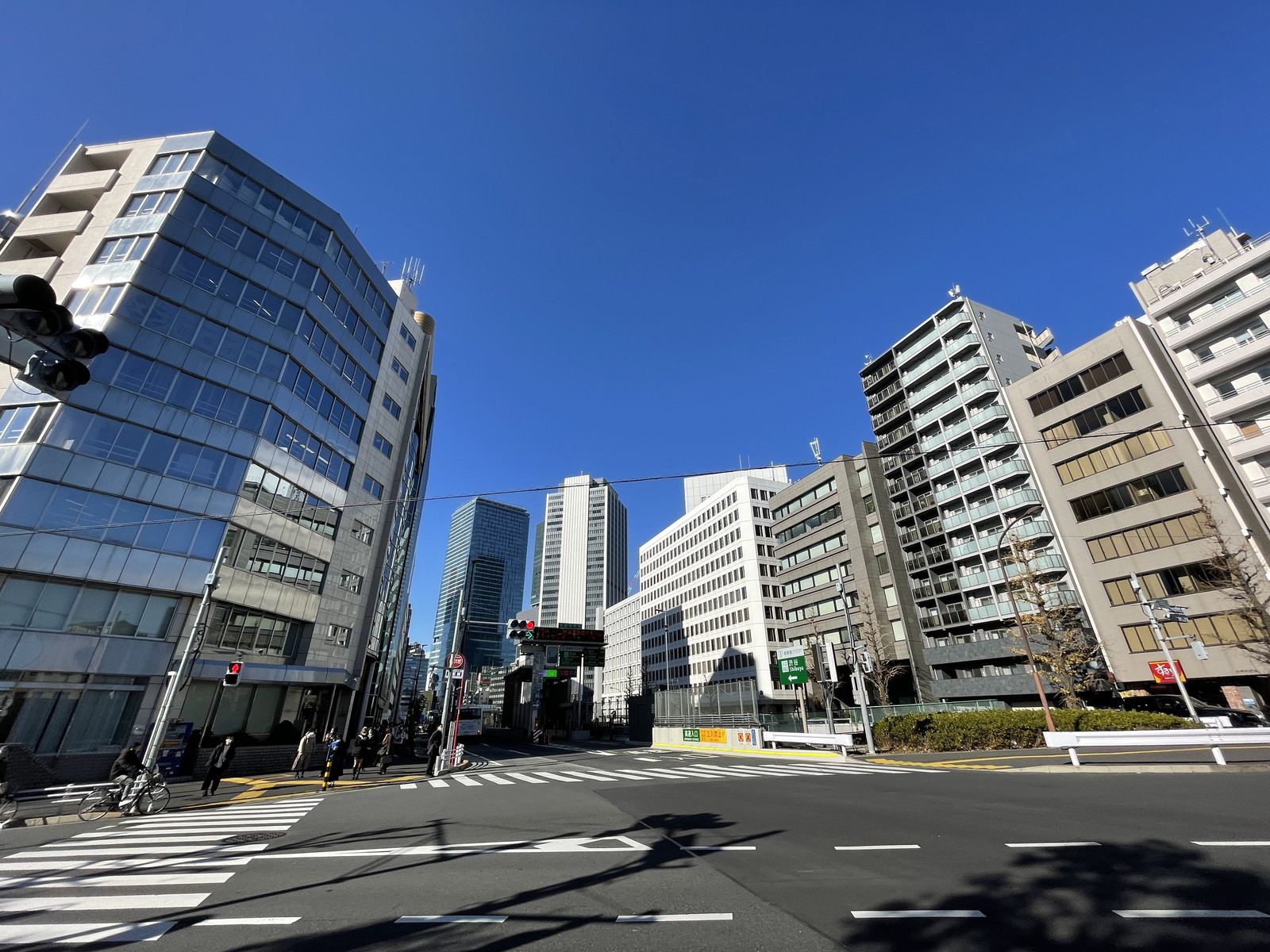 八千代ビル前面の六本木通り