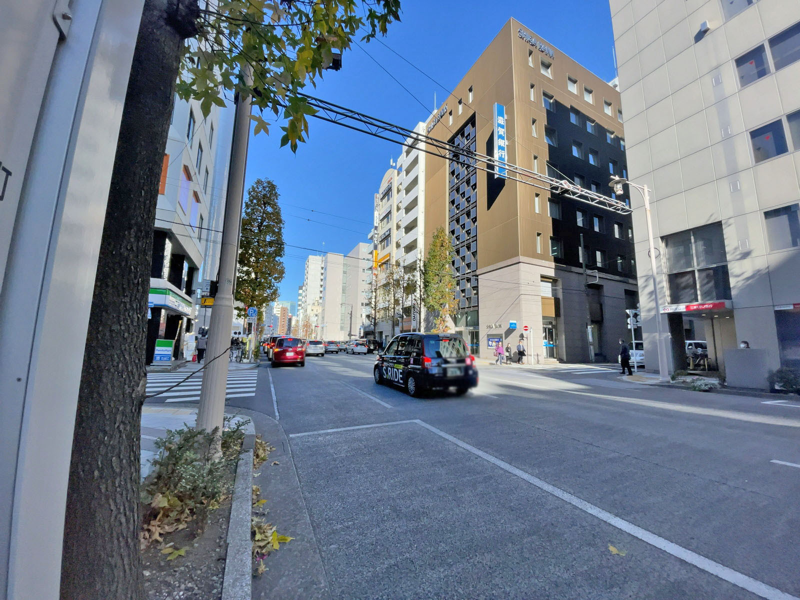 三井住友銀行人形町ビル前面の水天宮通り
