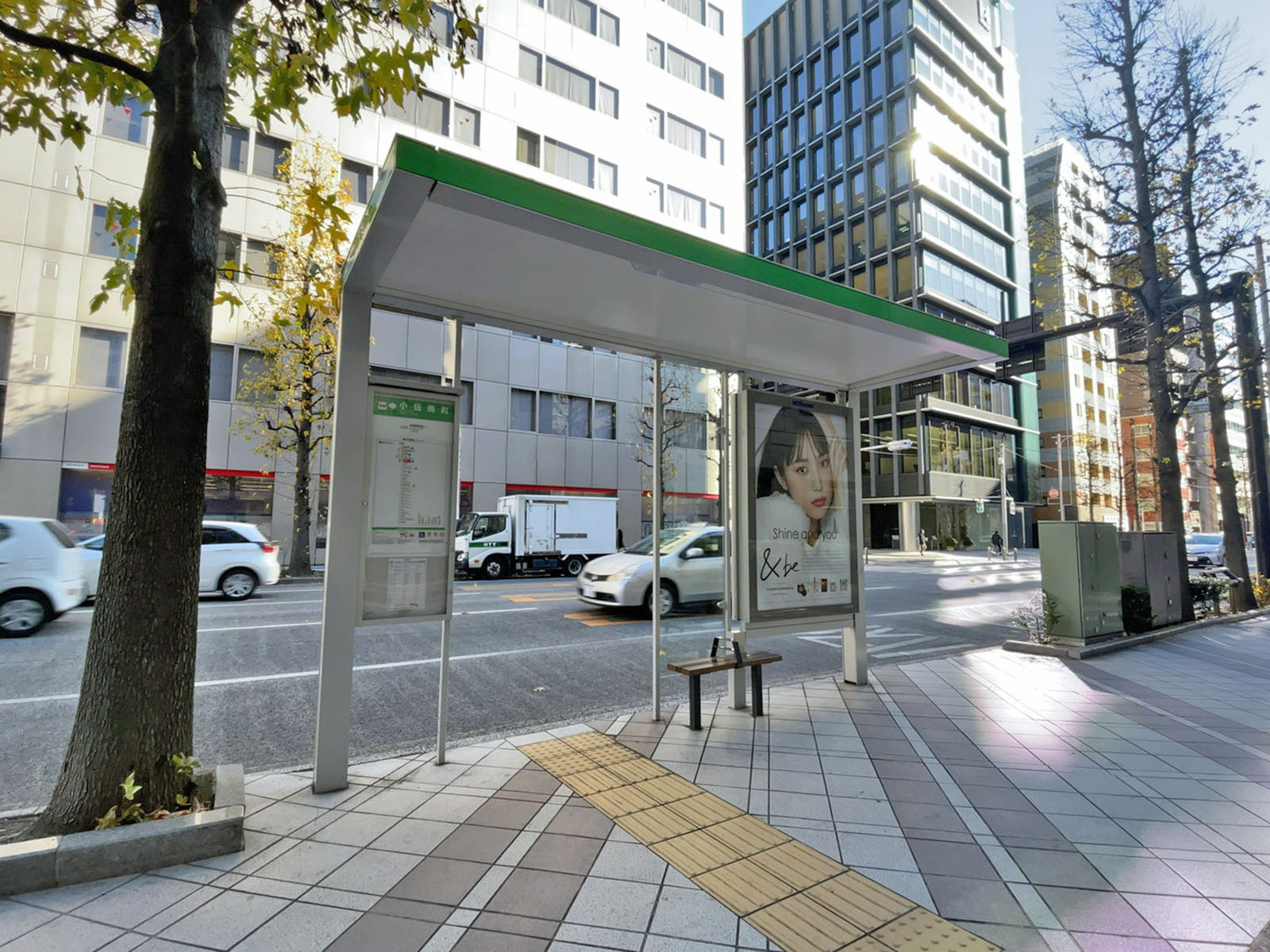 ビル前のバス停「小伝馬町」