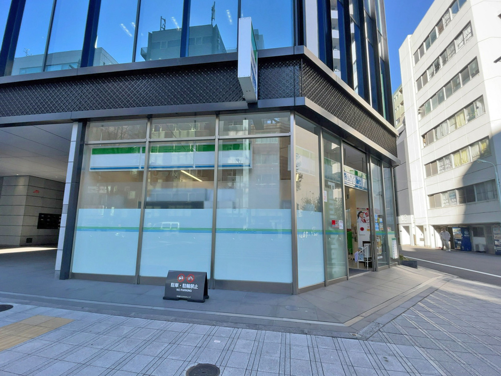 徒歩1分のファミリーマート 小伝馬町鞍掛橋店