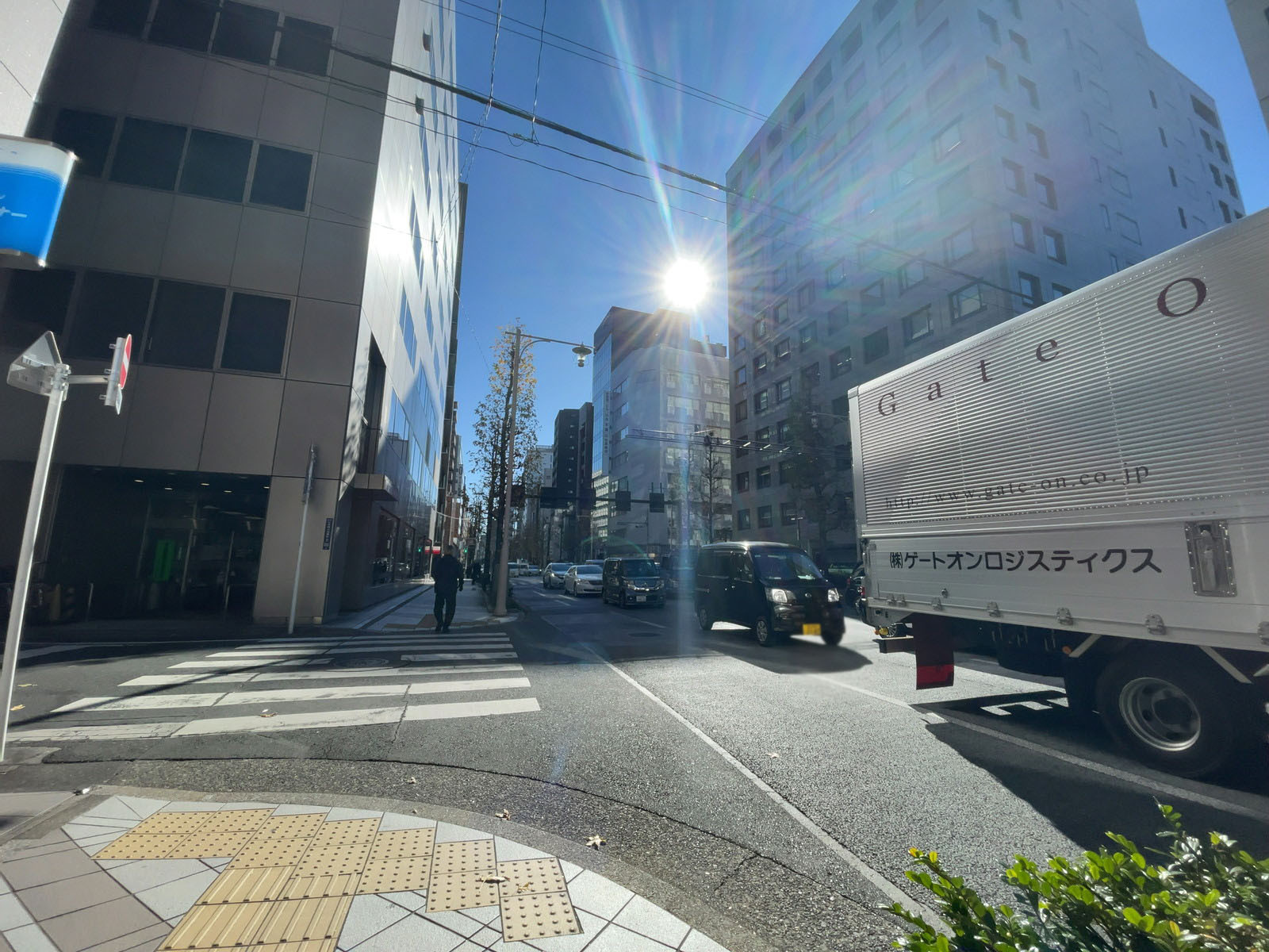 東屋ビル前面の通り