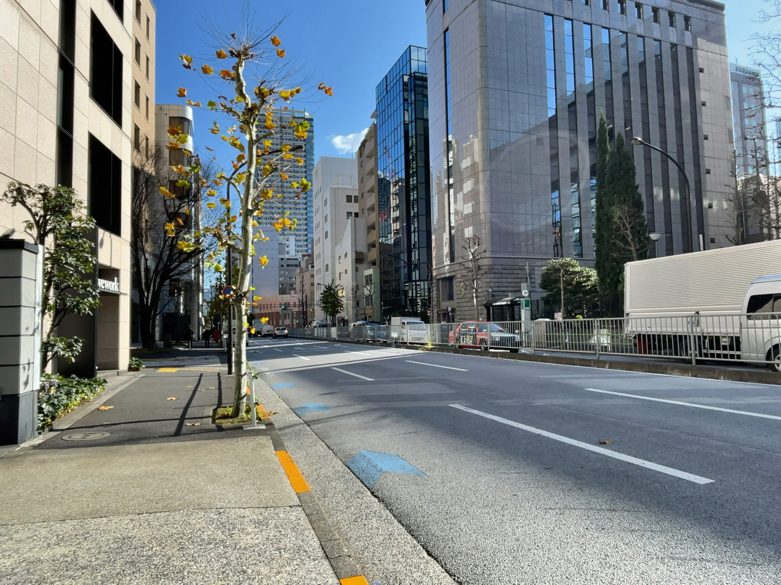 東京美術倶楽部ビル前面の通り