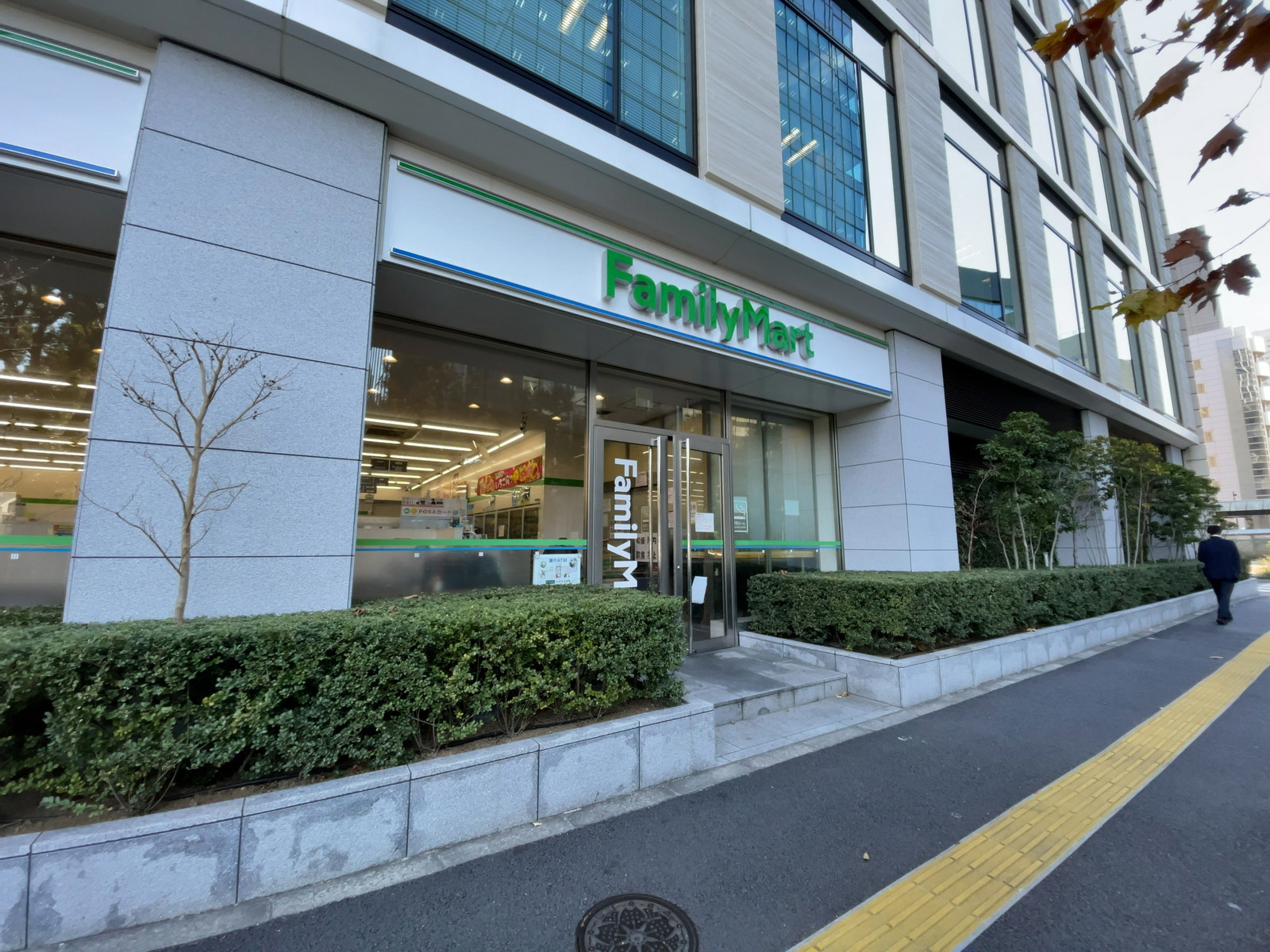 至近のファミリーマート ミヤモトドラッグ御成門店