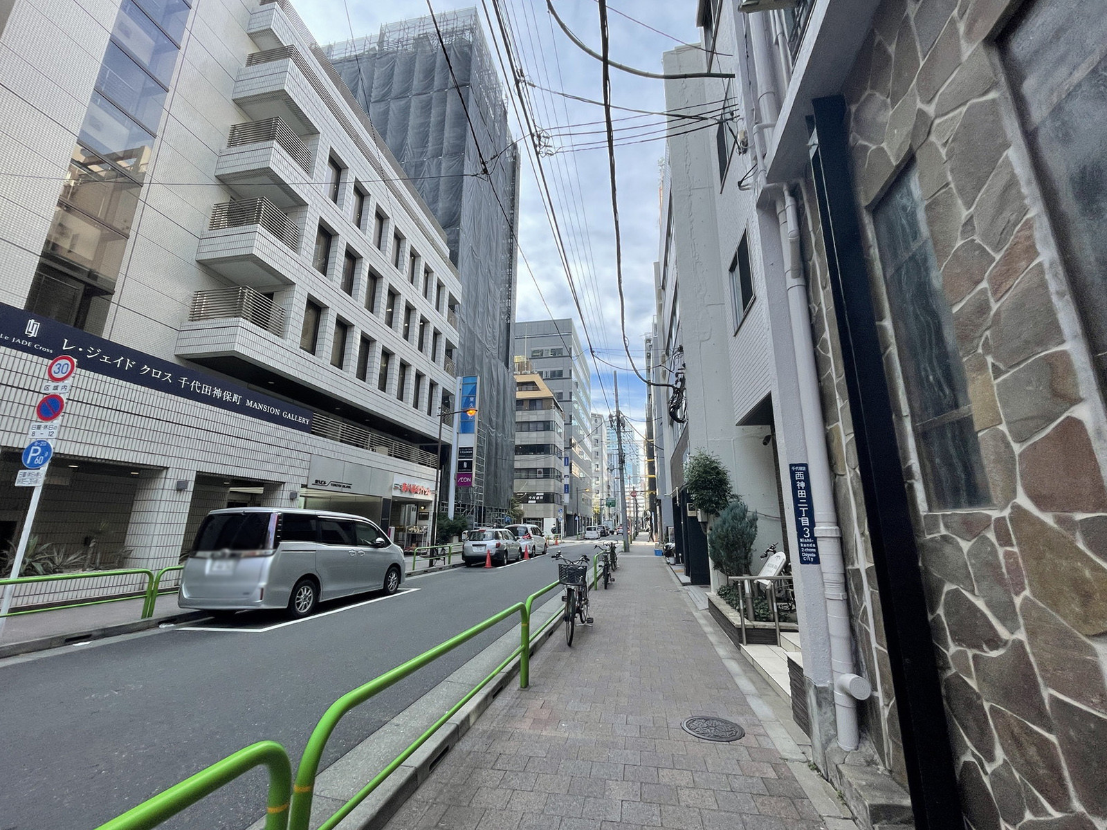 東久ビル前面の通り