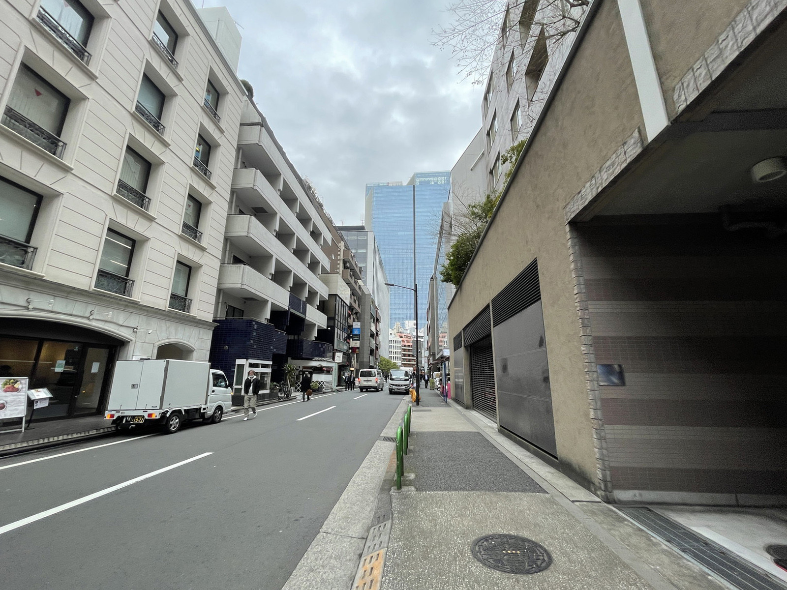 赤坂こうゆうビル前面の通り
