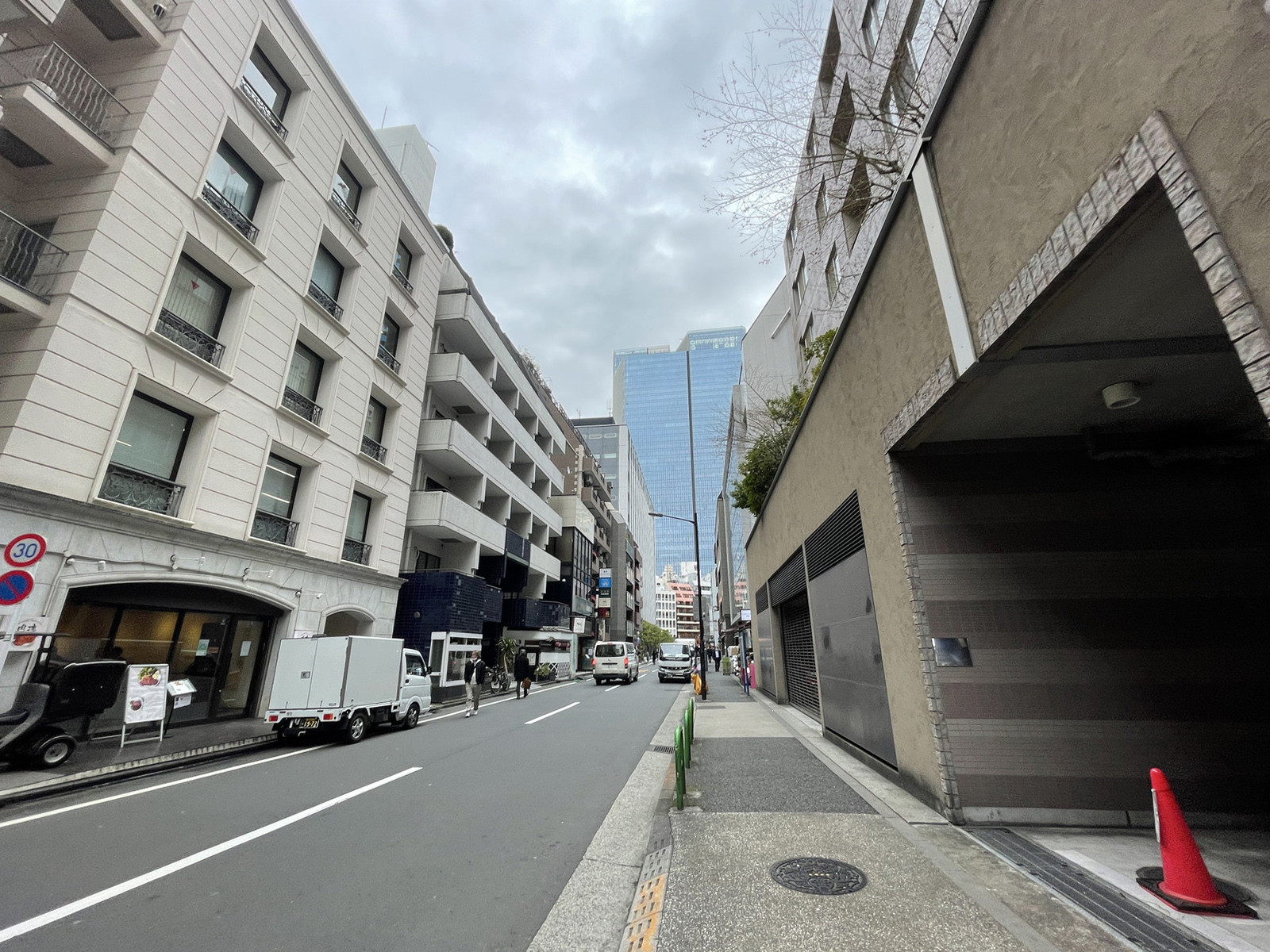 中村ビル前面の通り